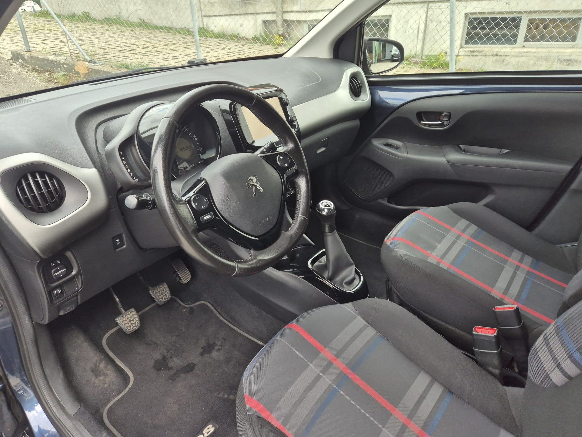 PEUGEOT 108 1.2 VTi Allure-image-9