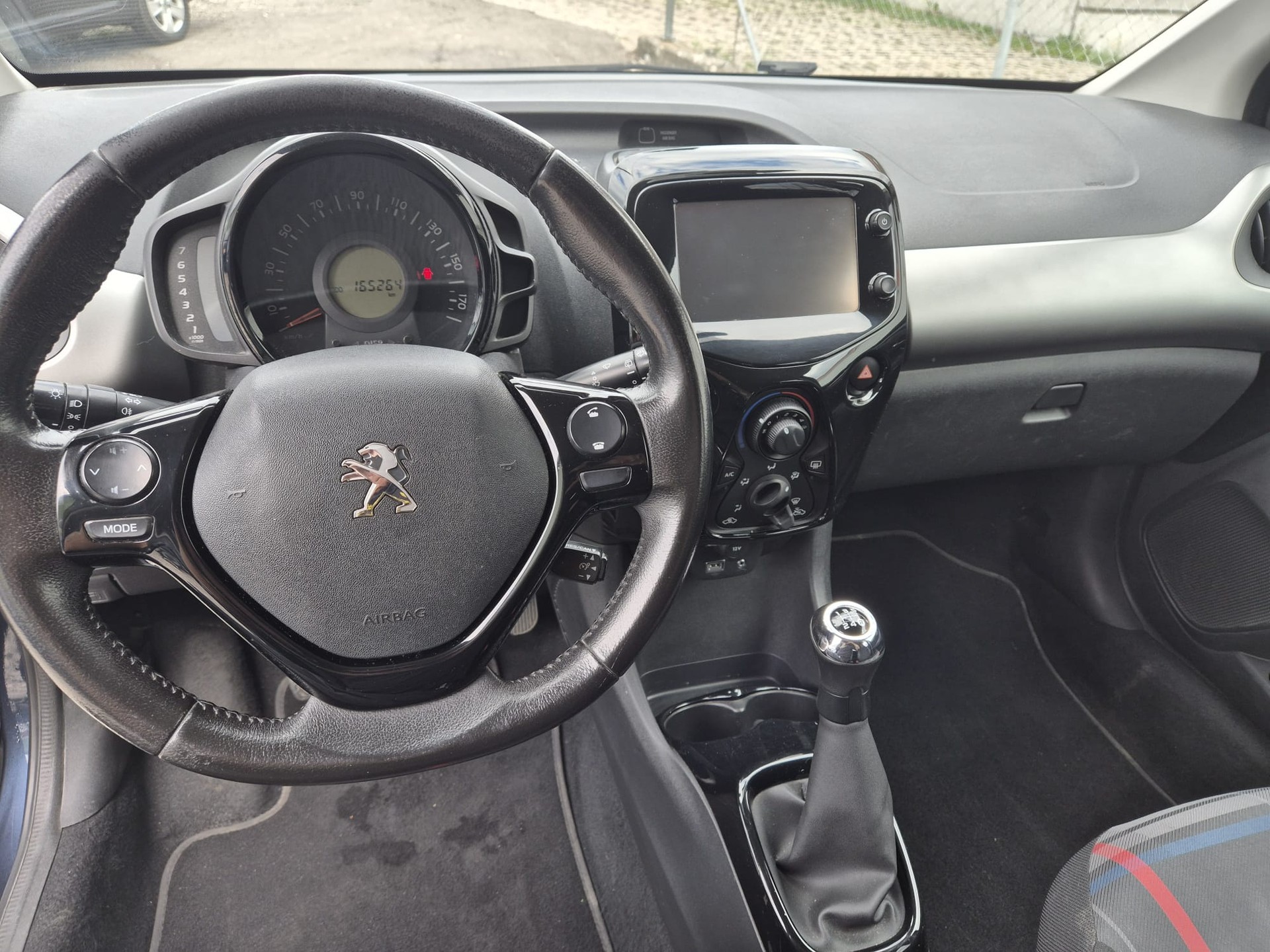 PEUGEOT 108 1.2 VTi Allure-image-8