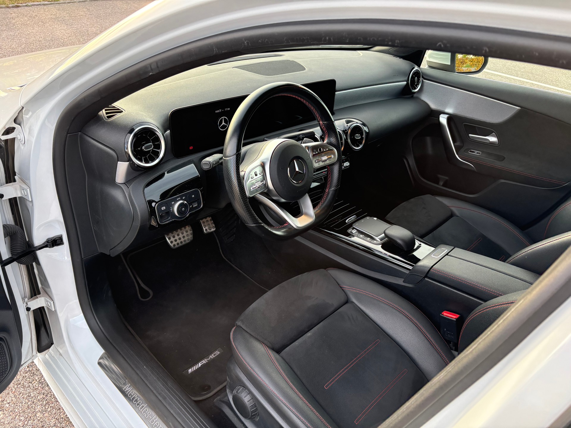 MERCEDES-BENZ A180 AMG Line Limousine 7G-DCT-image-15