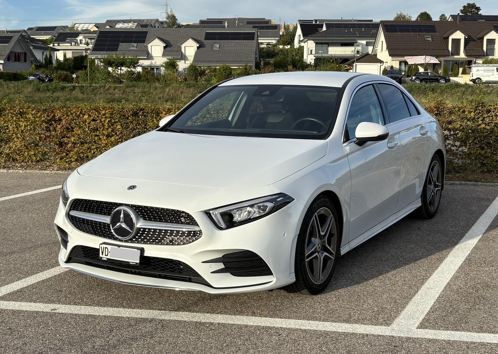 MERCEDES-BENZ A180 AMG Line Limousine 7G-DCT-image-0