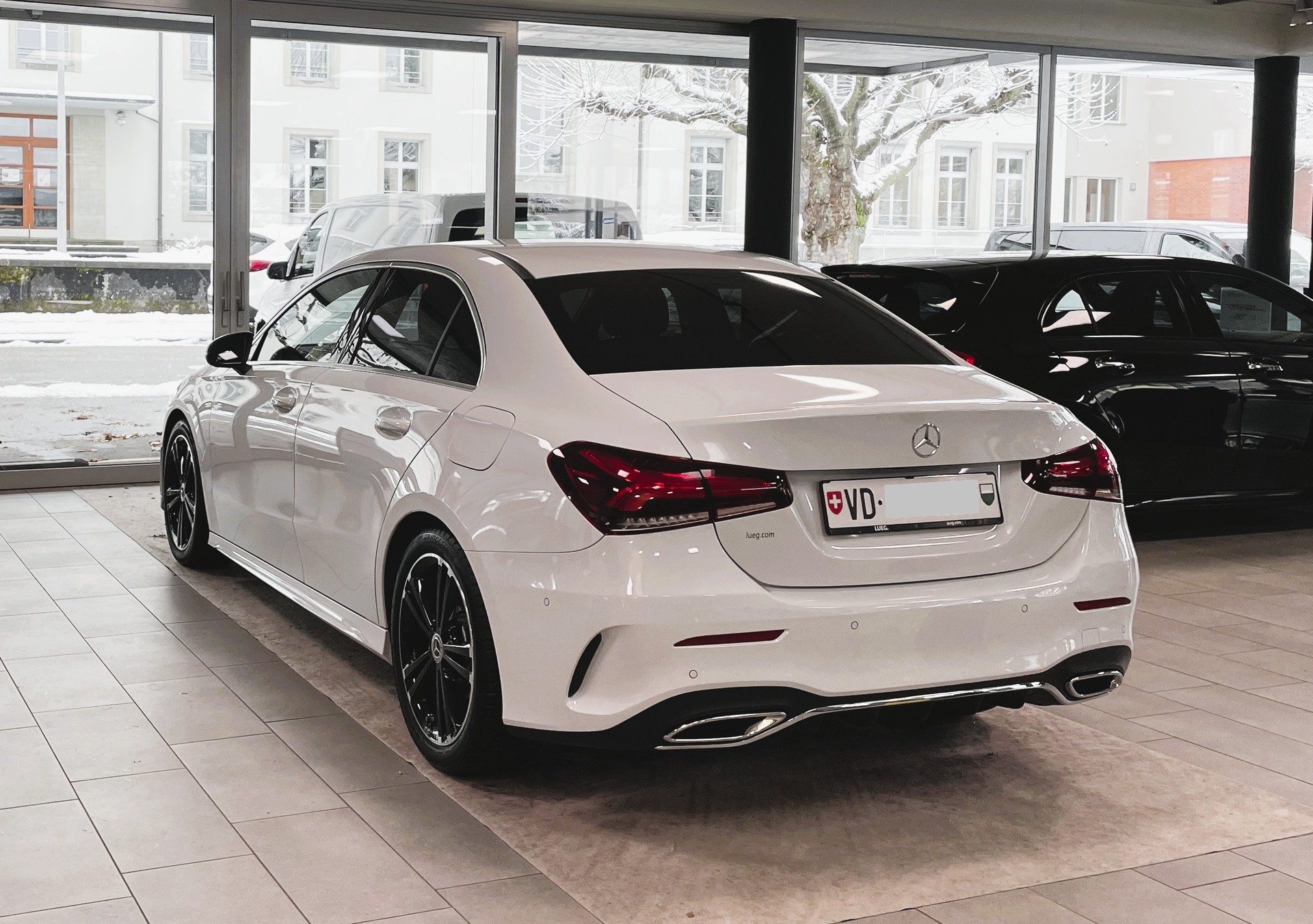 MERCEDES-BENZ A180 AMG Line Limousine 7G-DCT-image-12
