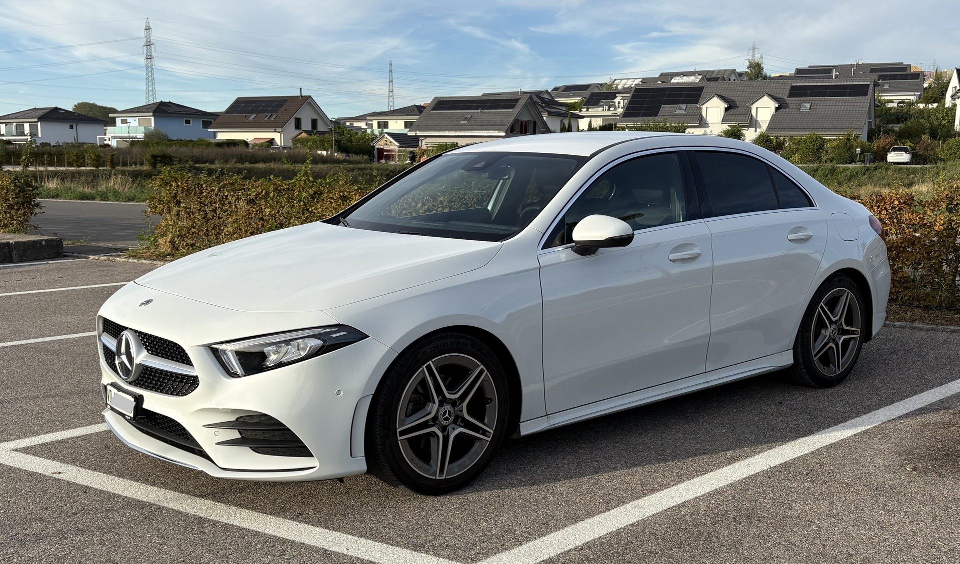 MERCEDES-BENZ A180 AMG Line Limousine 7G-DCT-image-1