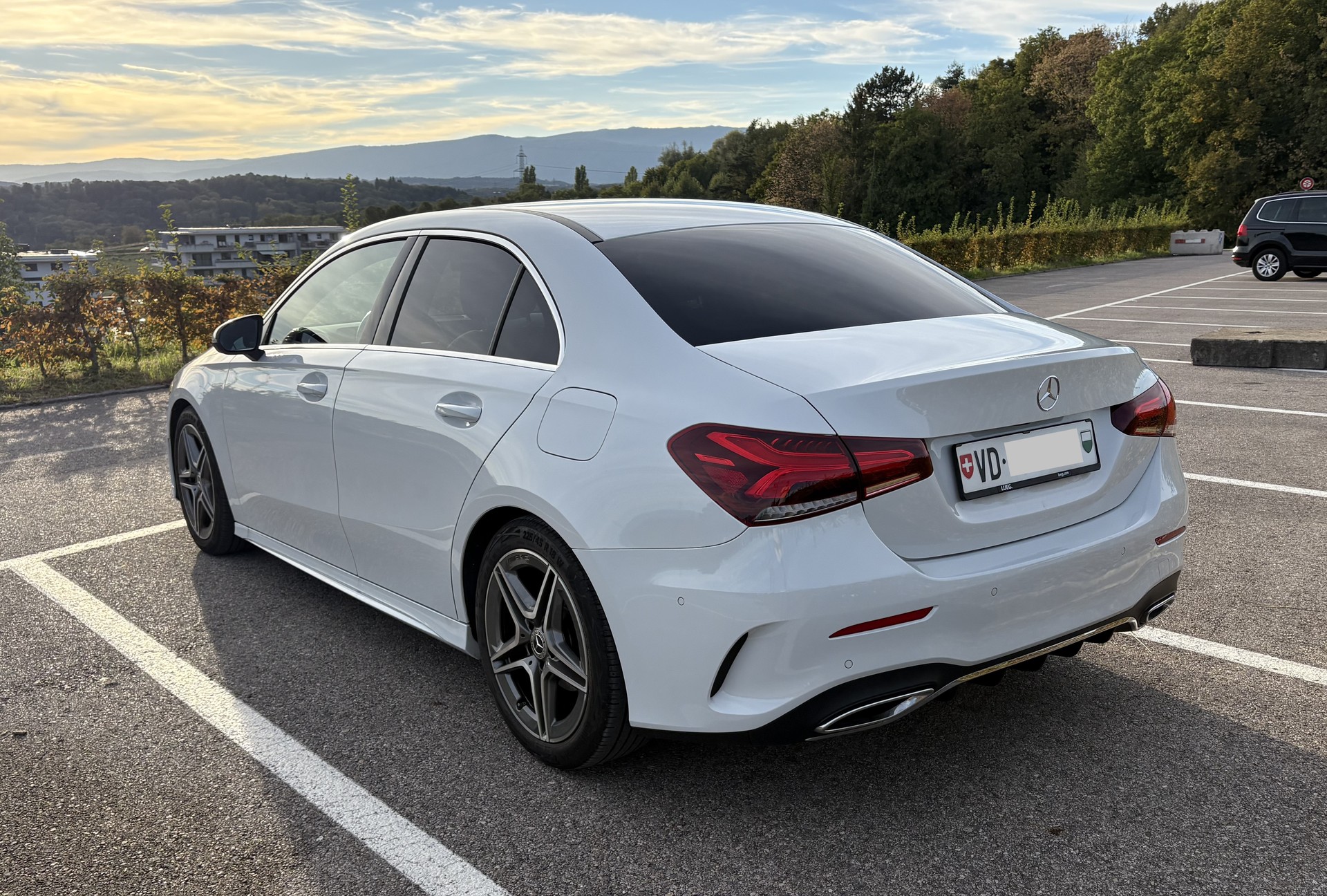 MERCEDES-BENZ A180 AMG Line Limousine 7G-DCT-image-4