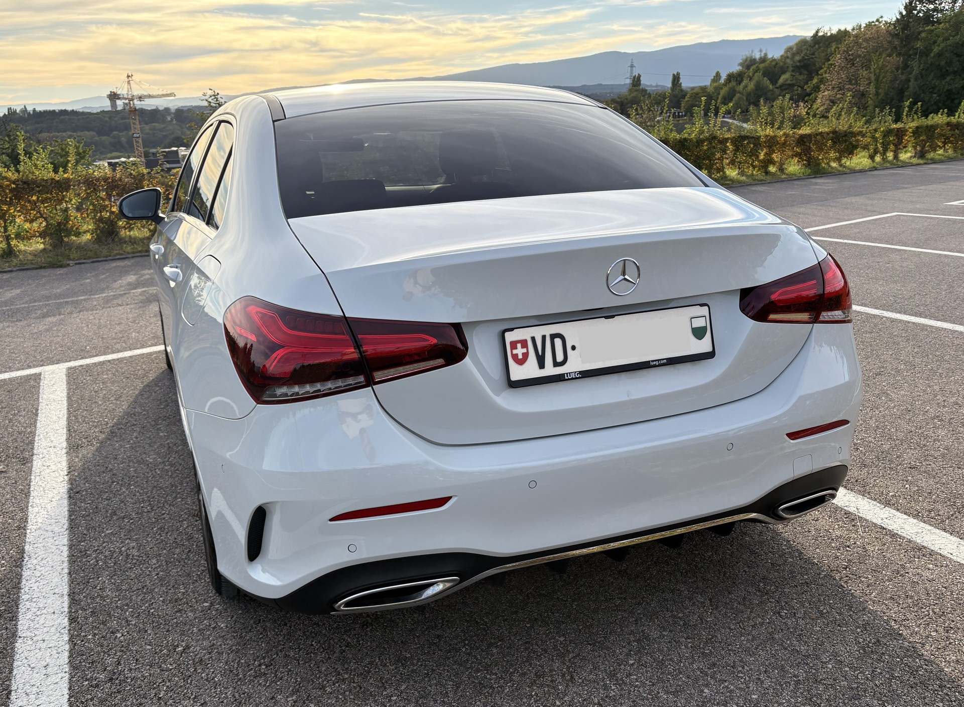 MERCEDES-BENZ A180 AMG Line Limousine 7G-DCT-image-5