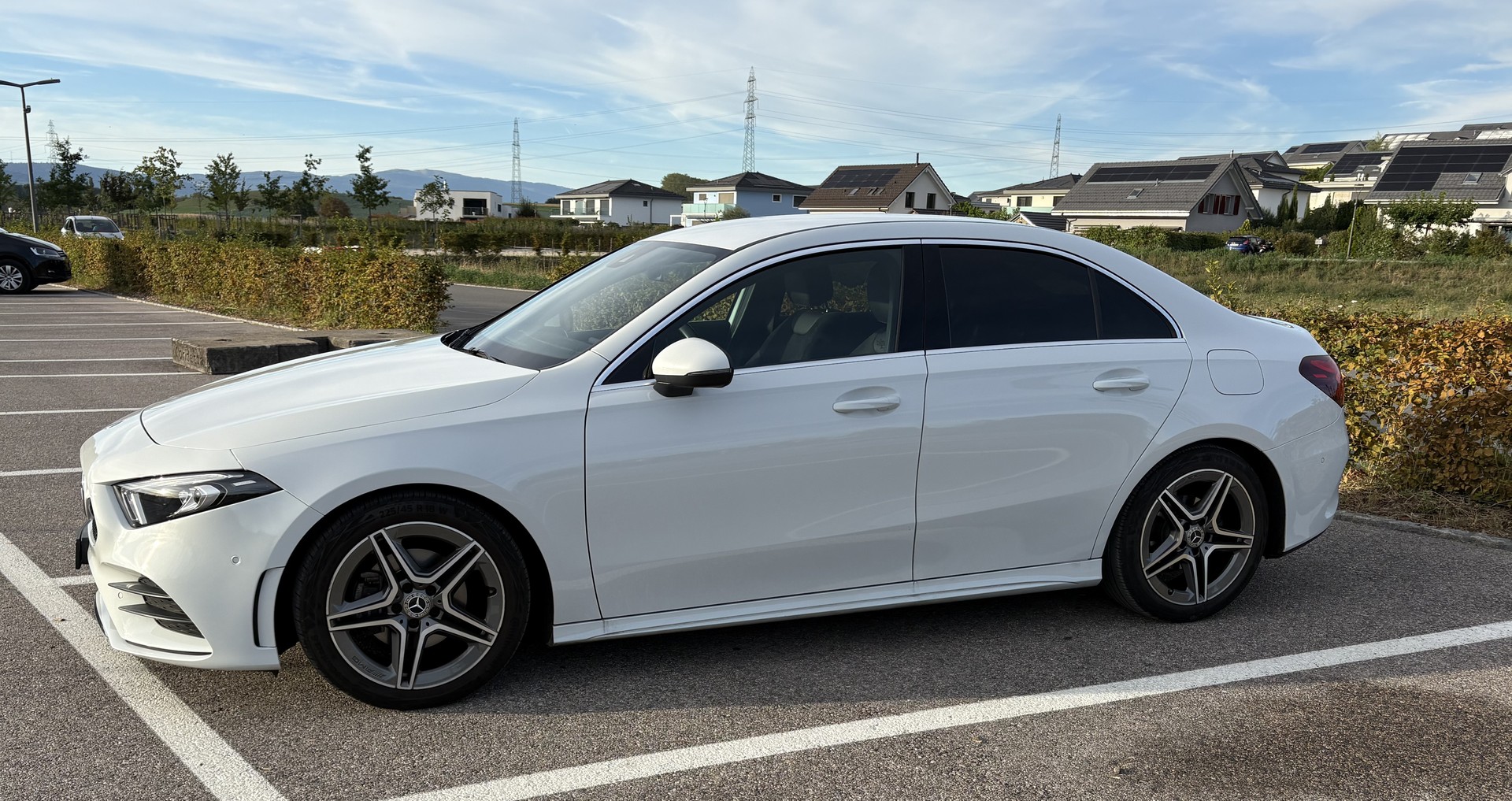 MERCEDES-BENZ A180 AMG Line Limousine 7G-DCT-image-2