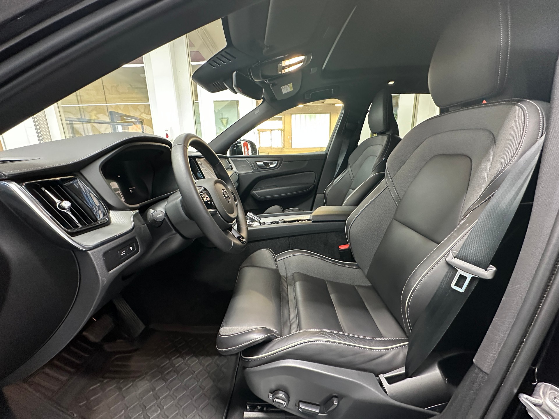 VOLVO XC60 T8 eAWD PluginHybrid Ultimate Dark Geartronic-image-8