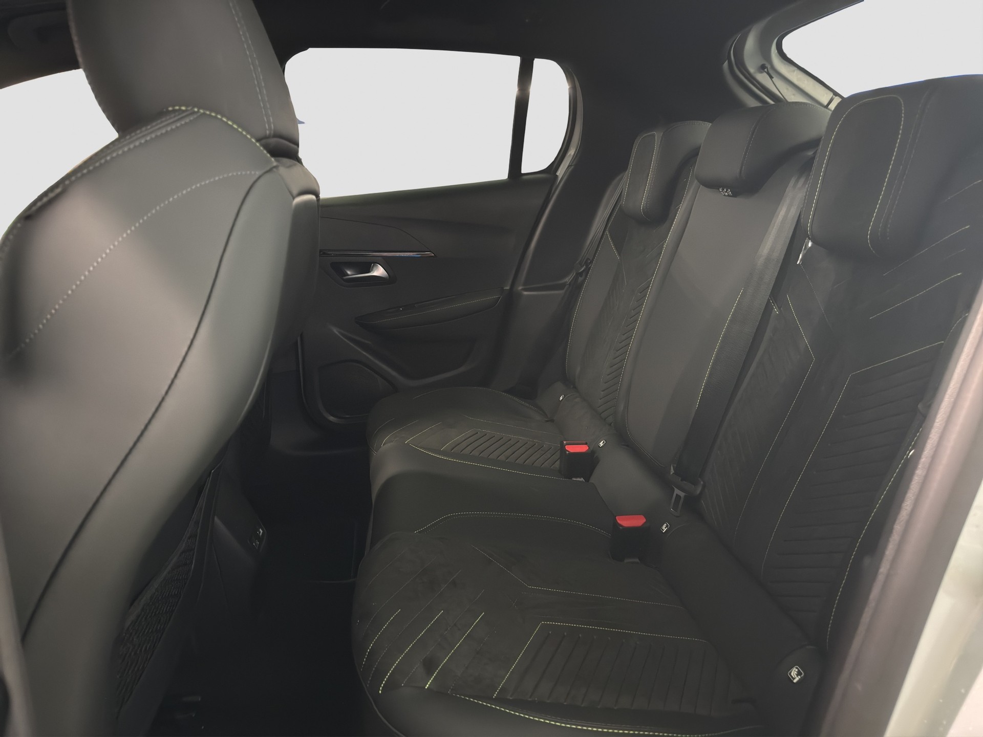 PEUGEOT 208 1.2 Hybrid 145 GT Exclusive-image-10