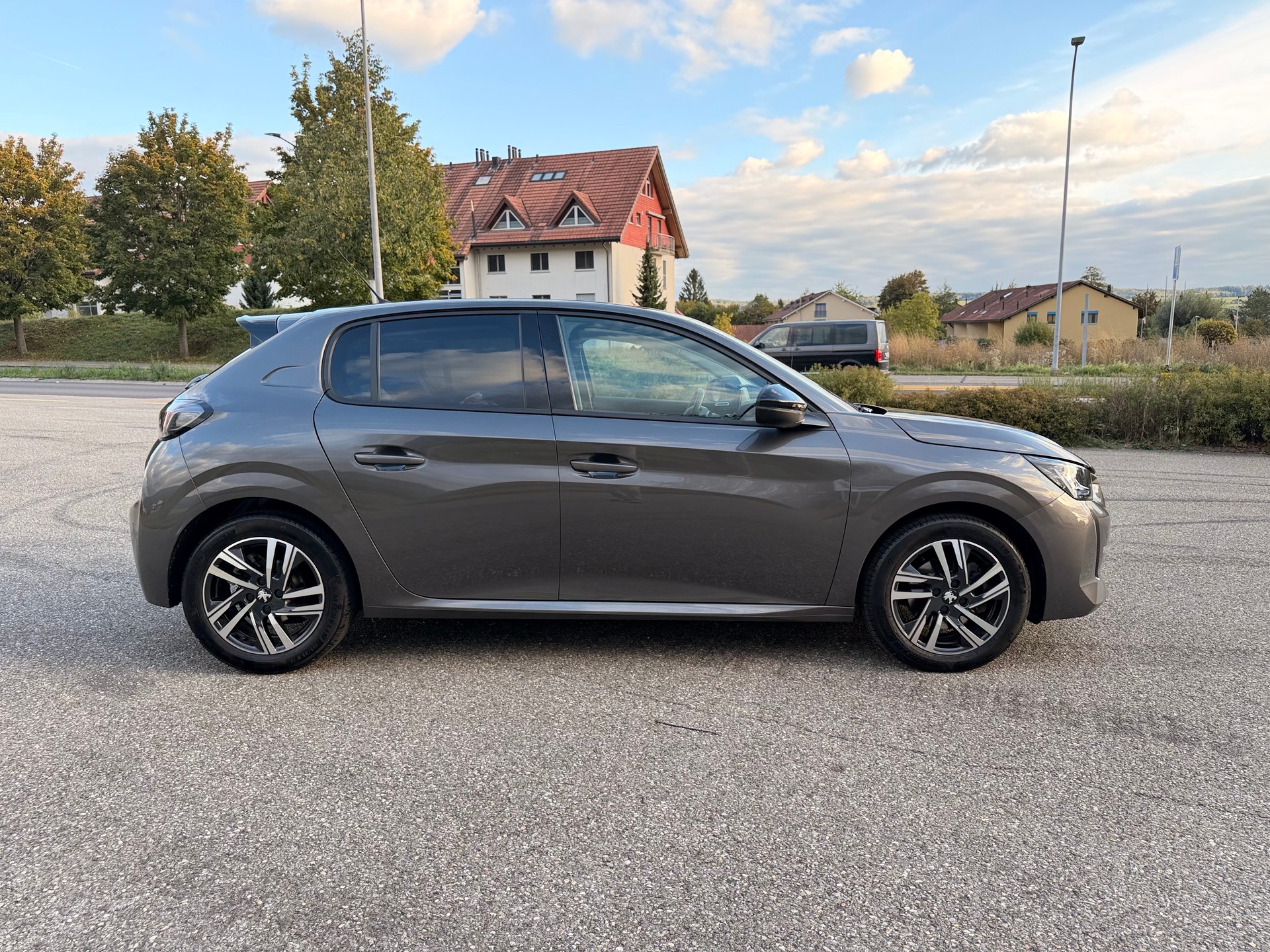 PEUGEOT 208 1.2 PureTech Active Pack EAT8-image-4