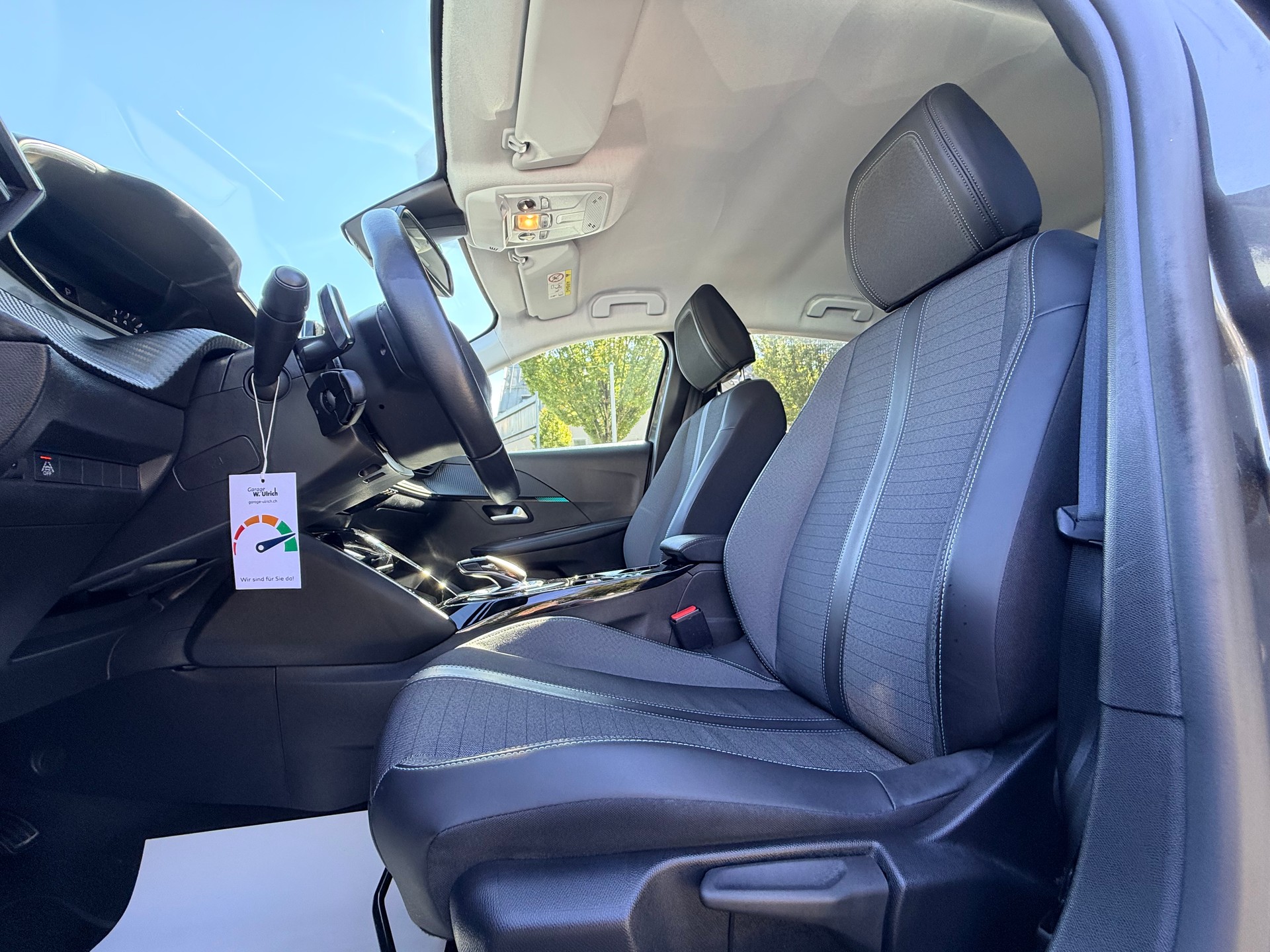 PEUGEOT 208 1.2 PureTech Active Pack EAT8-image-17