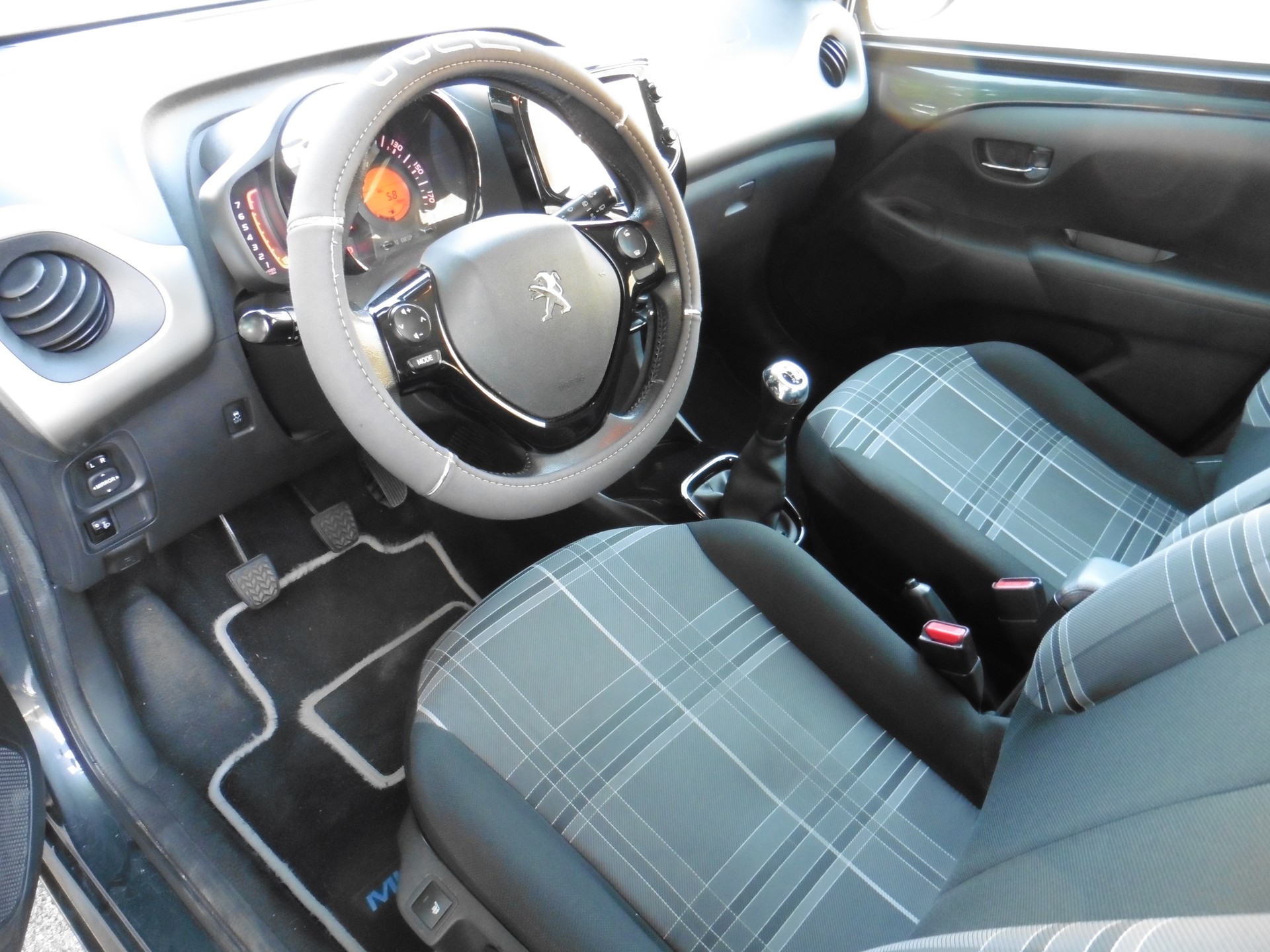 PEUGEOT 108 1.2 PureTech GT Line-image-6