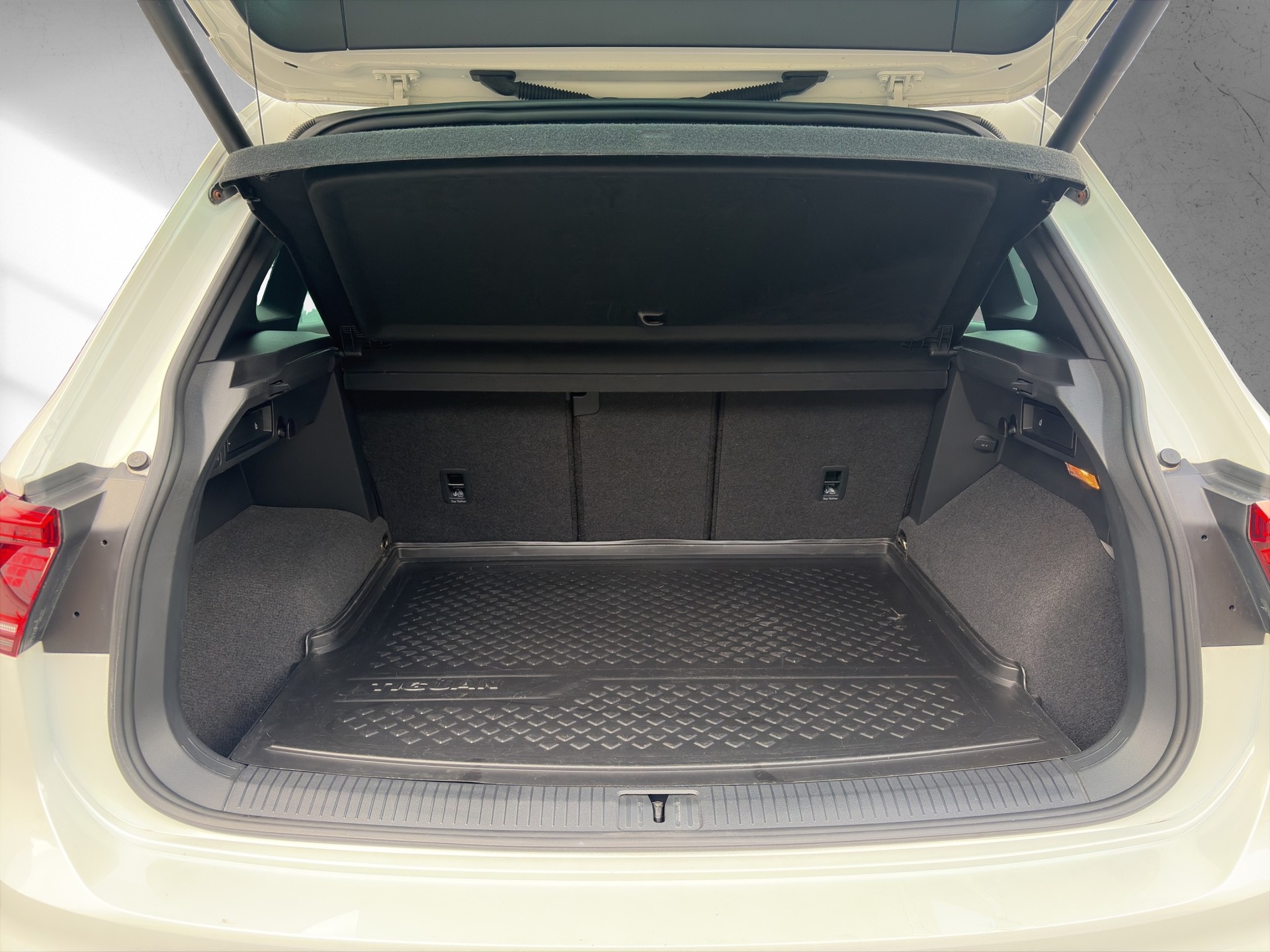 VW Tiguan 2.0TSI R-LINE 4Motion DSG-image-8