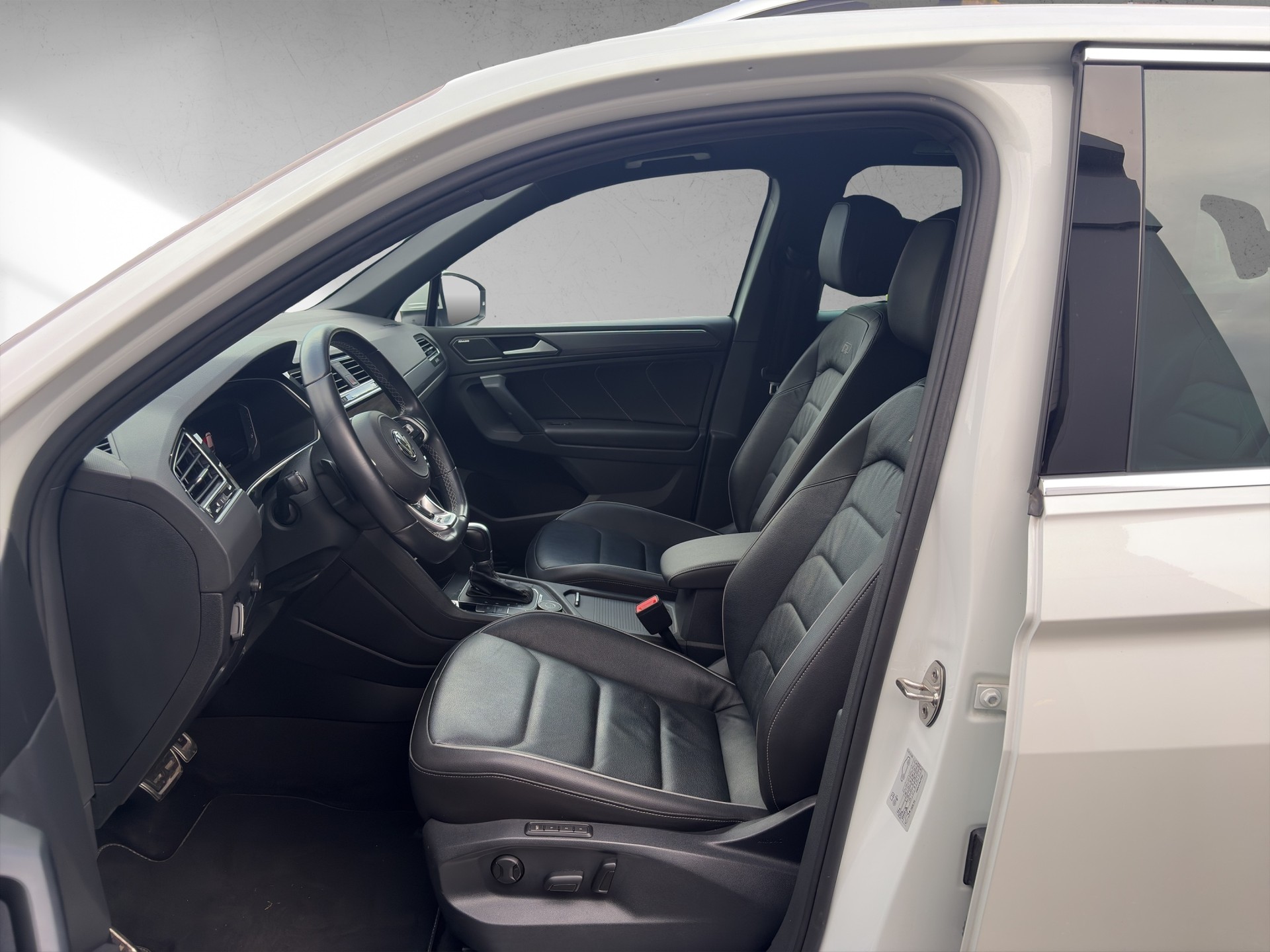 VW Tiguan 2.0TSI R-LINE 4Motion DSG-image-9
