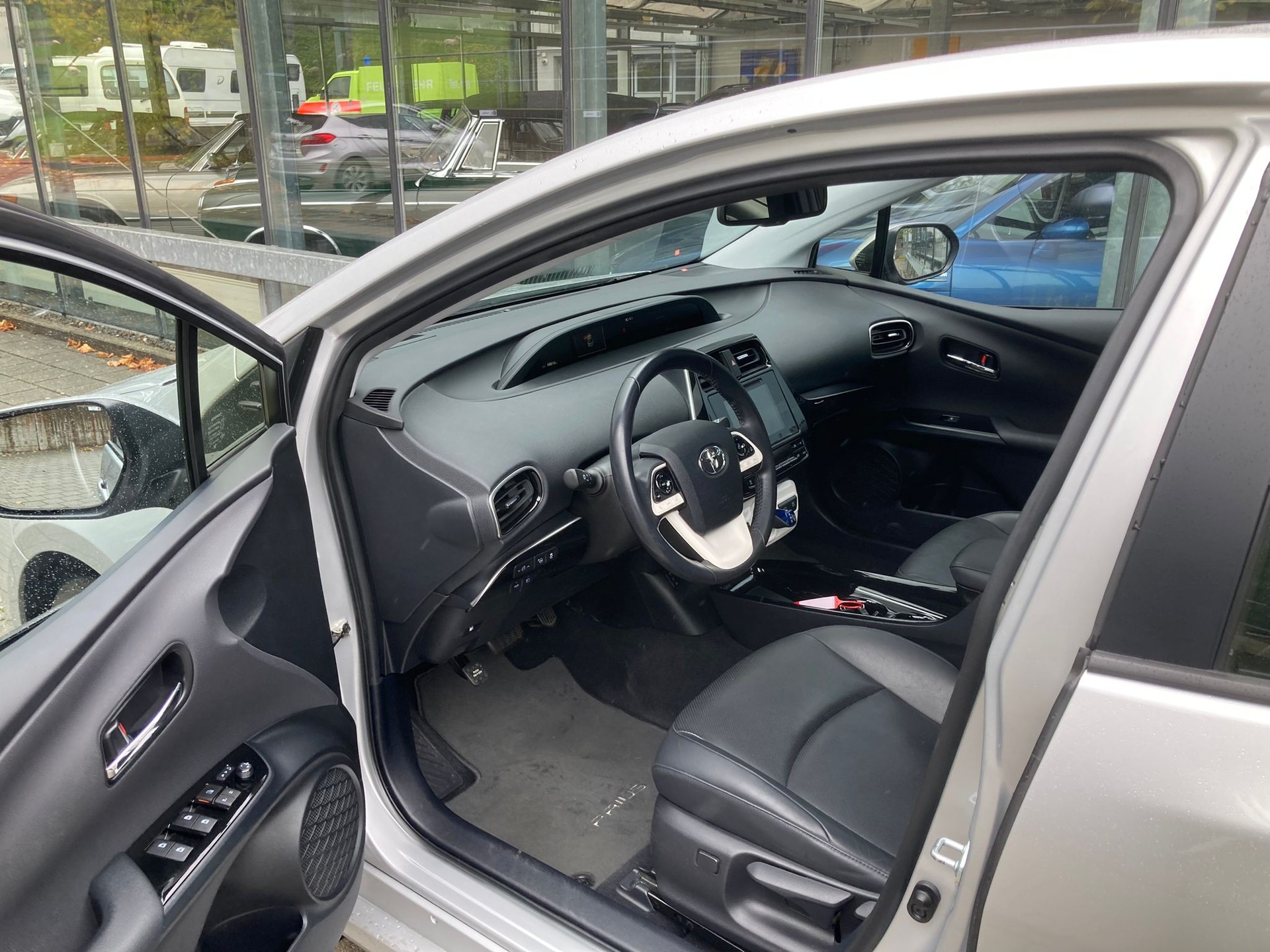 TOYOTA Prius 1.8 VVT-i HSD Sol Premium-image-6