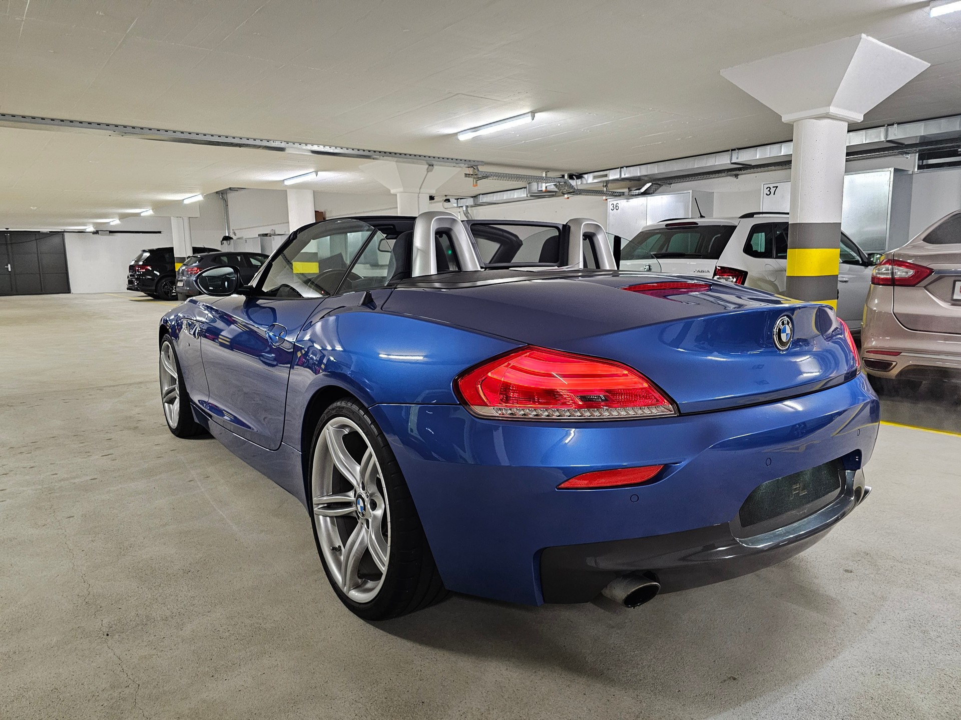 BMW Z4 sDrive35i-image-2