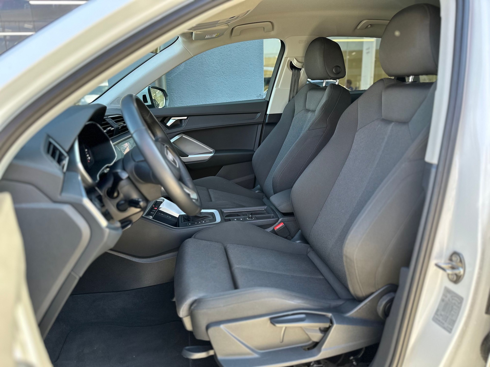 AUDI Q3 35 TDI S line quattro S-tronic-image-5