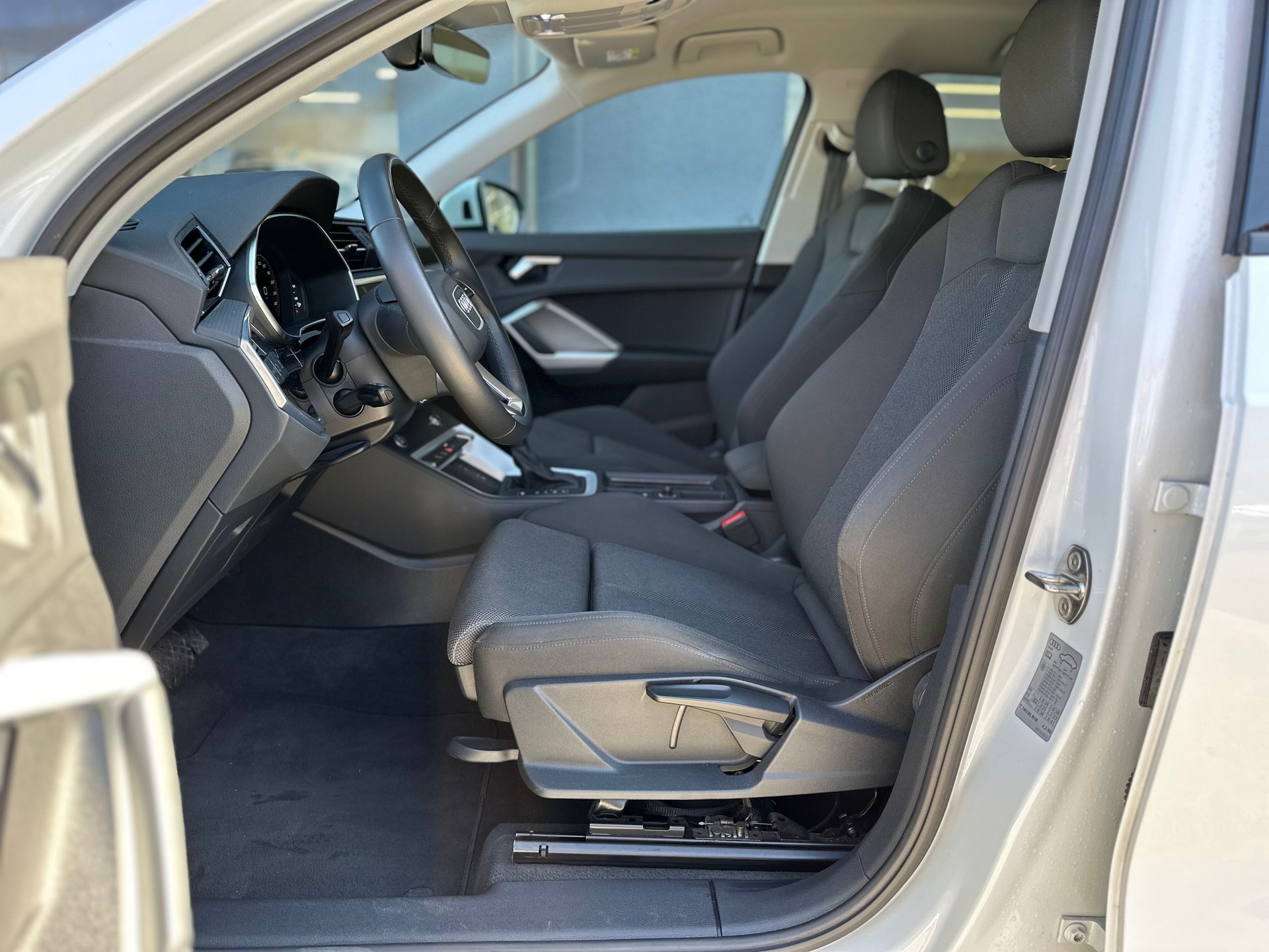 AUDI Q3 35 TDI S line quattro S-tronic-image-6