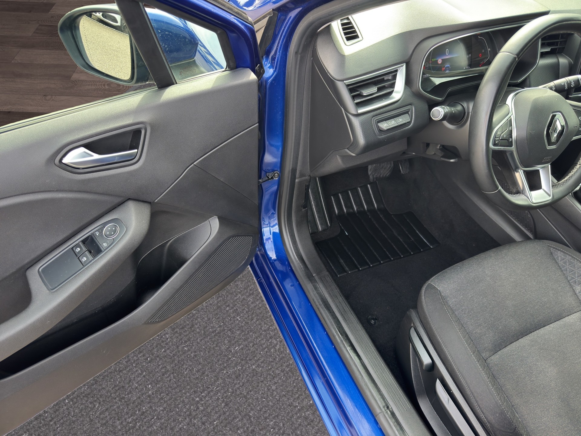 RENAULT Clio 1.6 E-Tech Zen-image-18