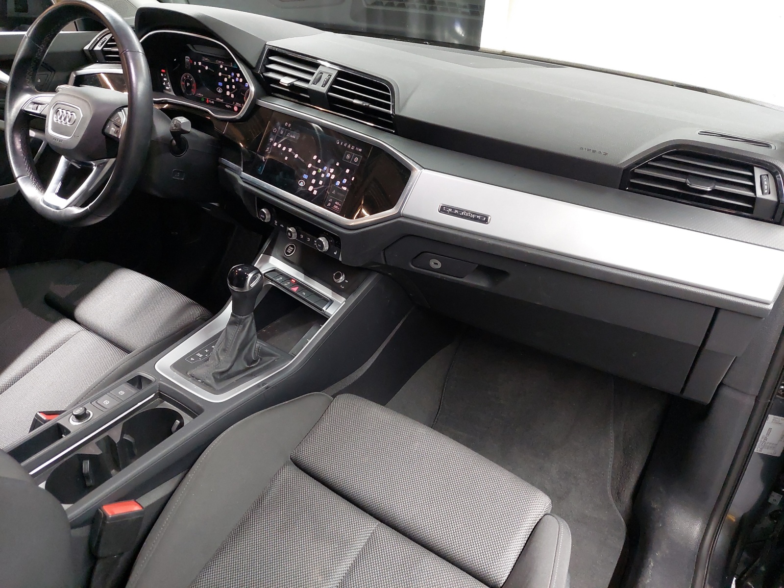 AUDI Q3 35 TDI S line quattro S-tronic-image-9