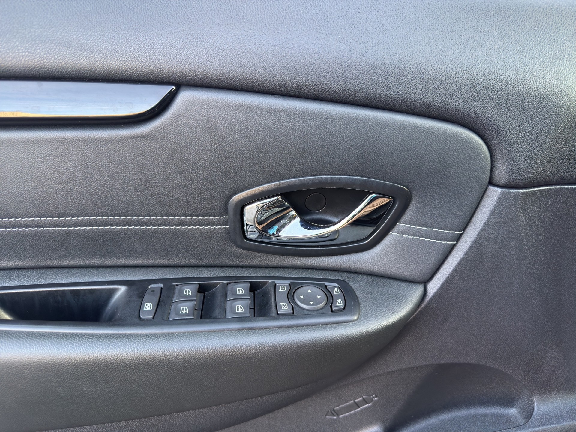 RENAULT Scénic 1.2 16V Turbo Bose-image-9