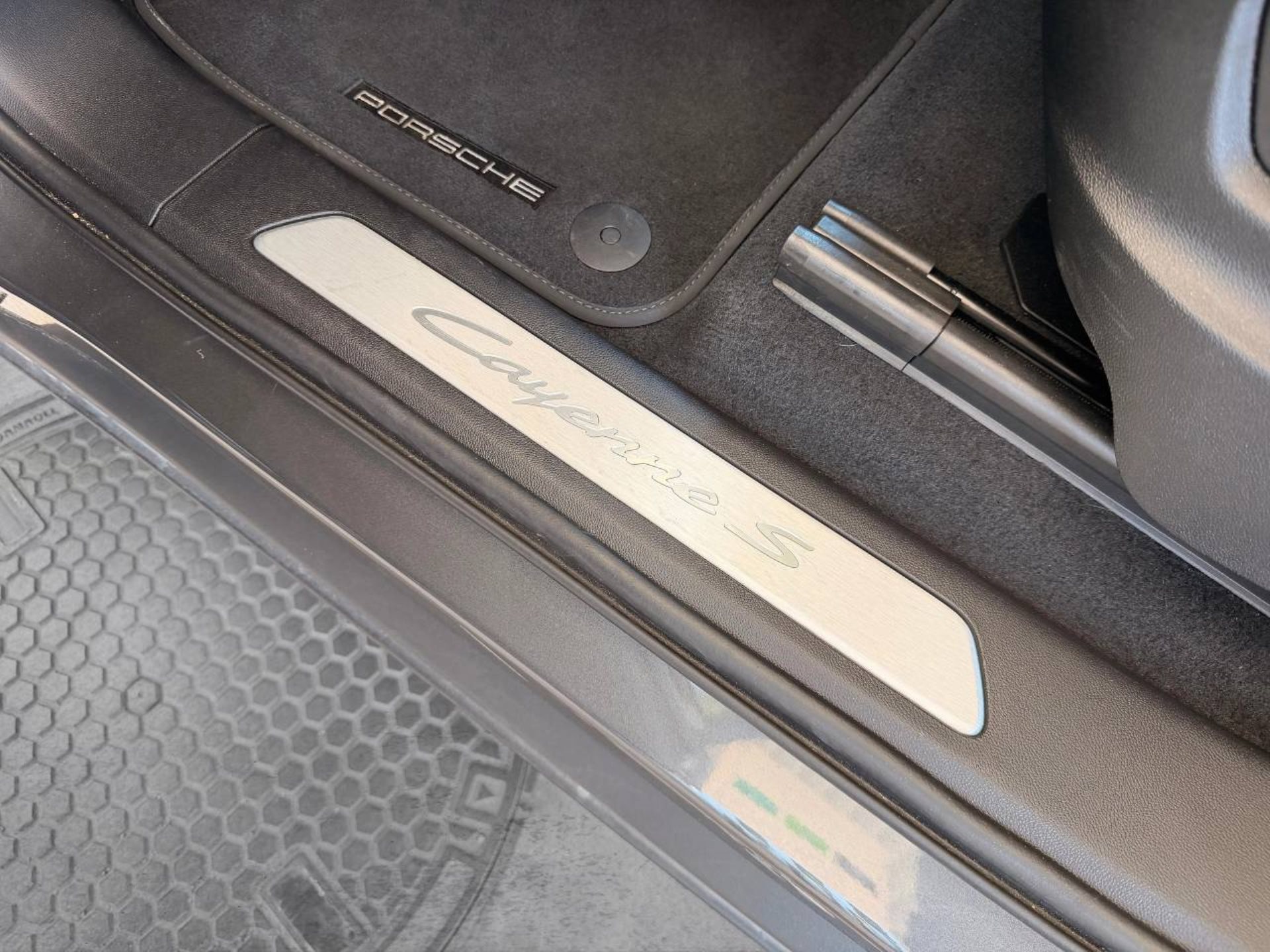 PORSCHE Cayenne S-image-24