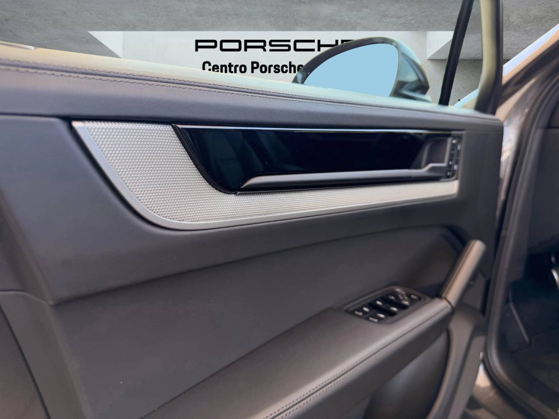 PORSCHE Cayenne S-image-27