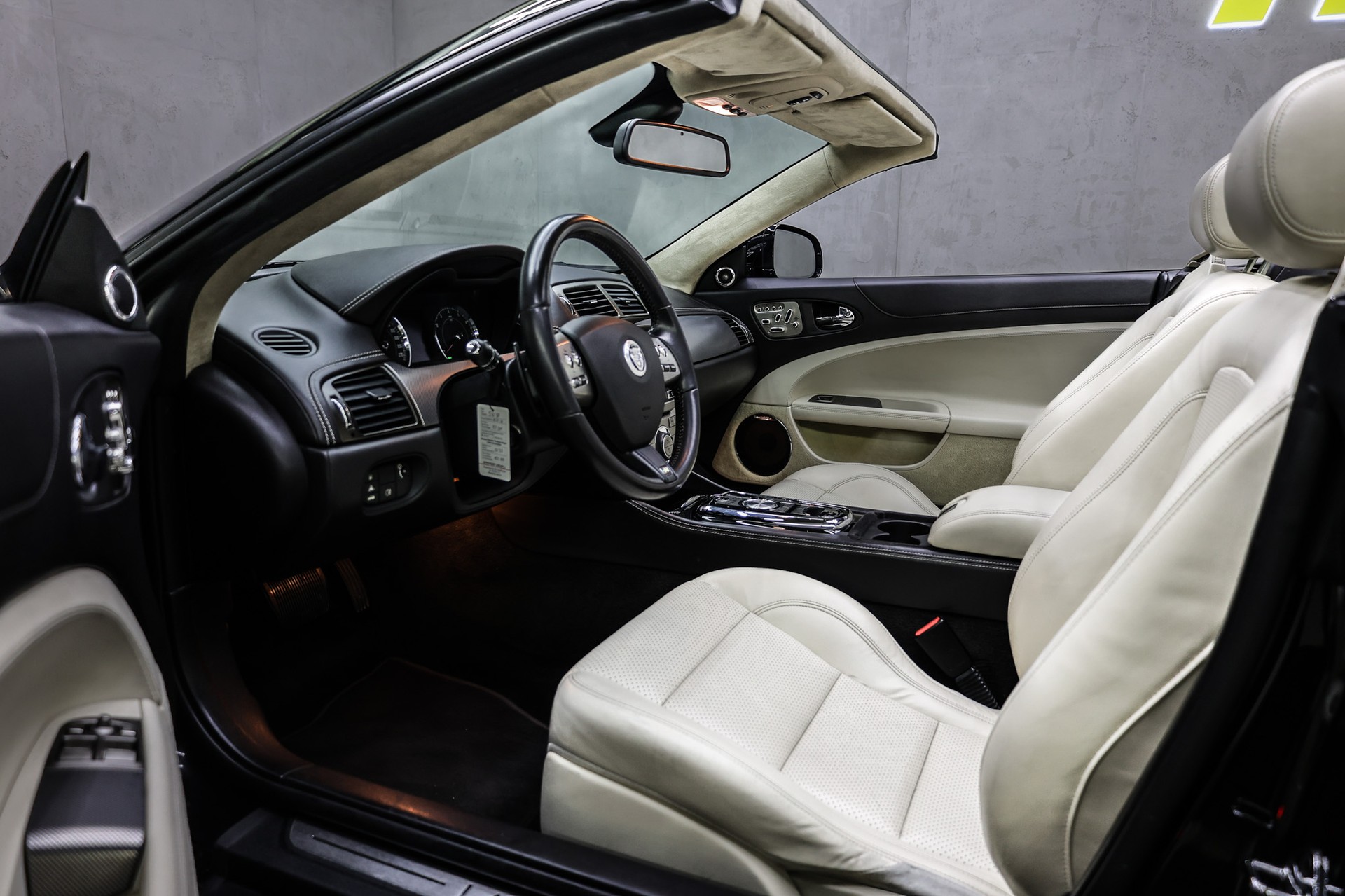 JAGUAR XKR Convertible 5.0 V8 Supercharged-image-19
