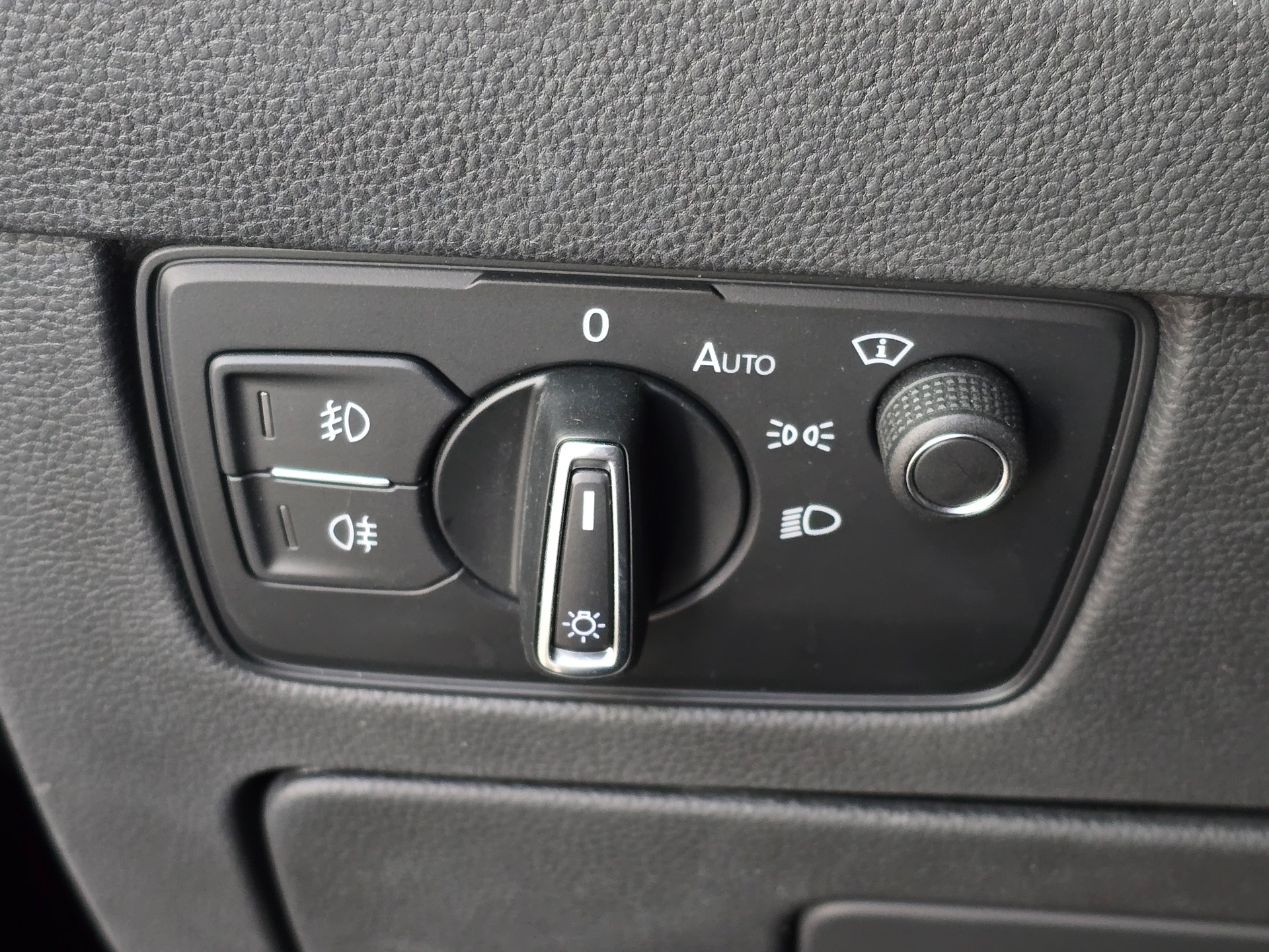 VW Passat Variant 2.0 TDI BMT Highline DSG 4Motion R-Line-image-23