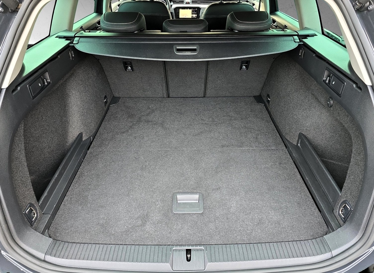 VW Passat Variant 2.0 TDI BMT Highline DSG 4Motion R-Line-image-13