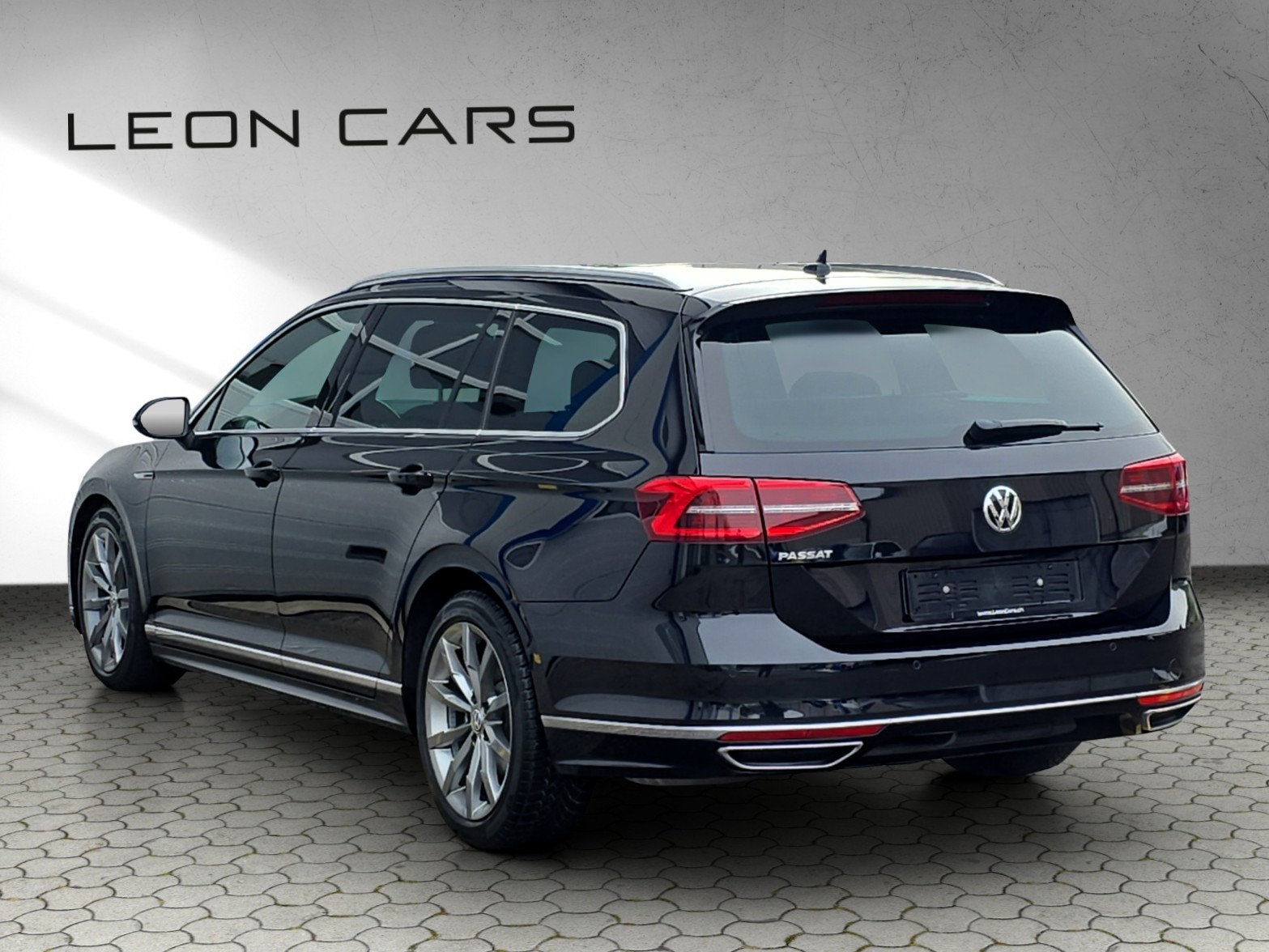 VW Passat Variant 2.0 TDI BMT Highline DSG 4Motion R-Line-image-2