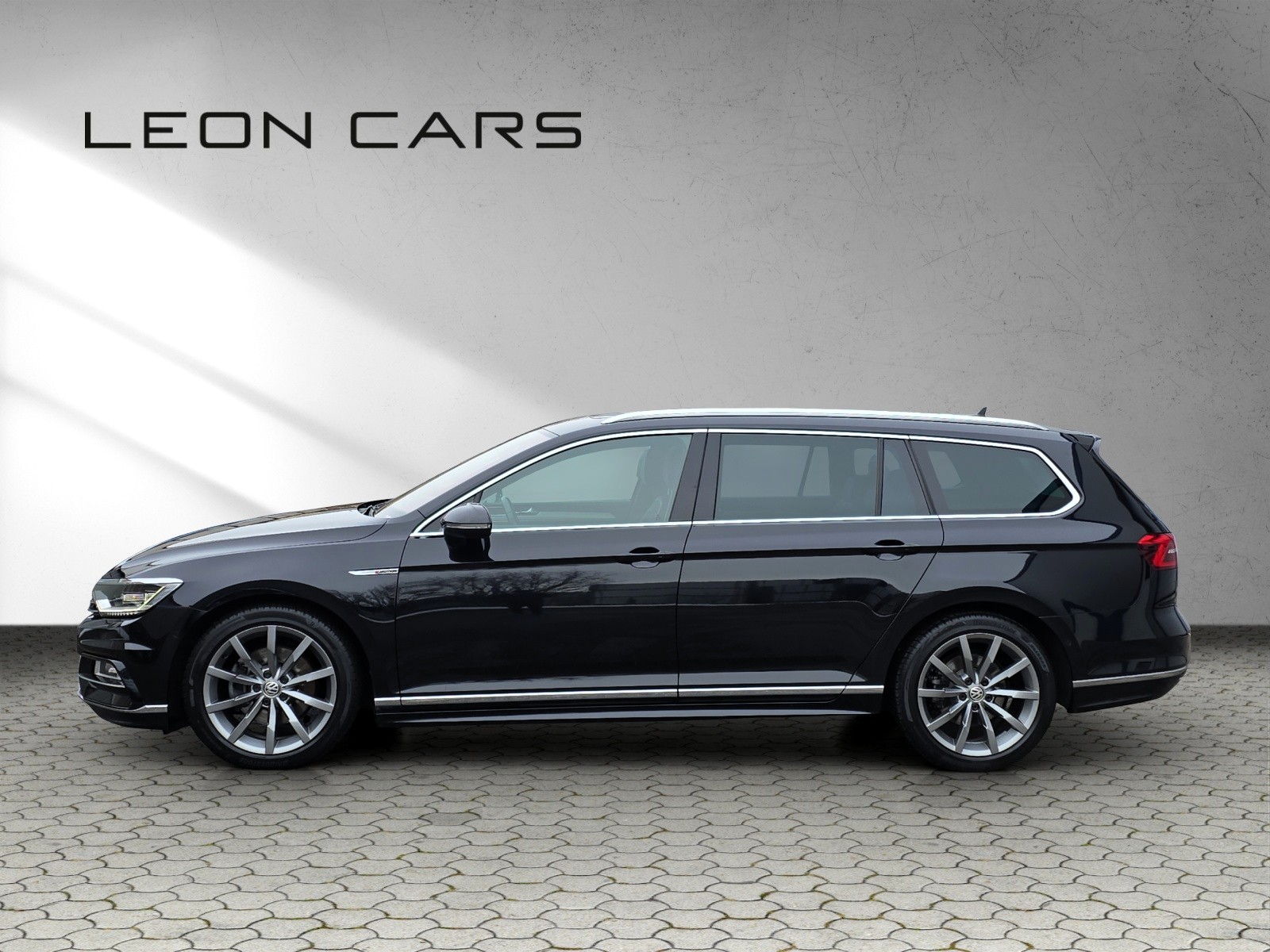 VW Passat Variant 2.0 TDI BMT Highline DSG 4Motion R-Line-image-4