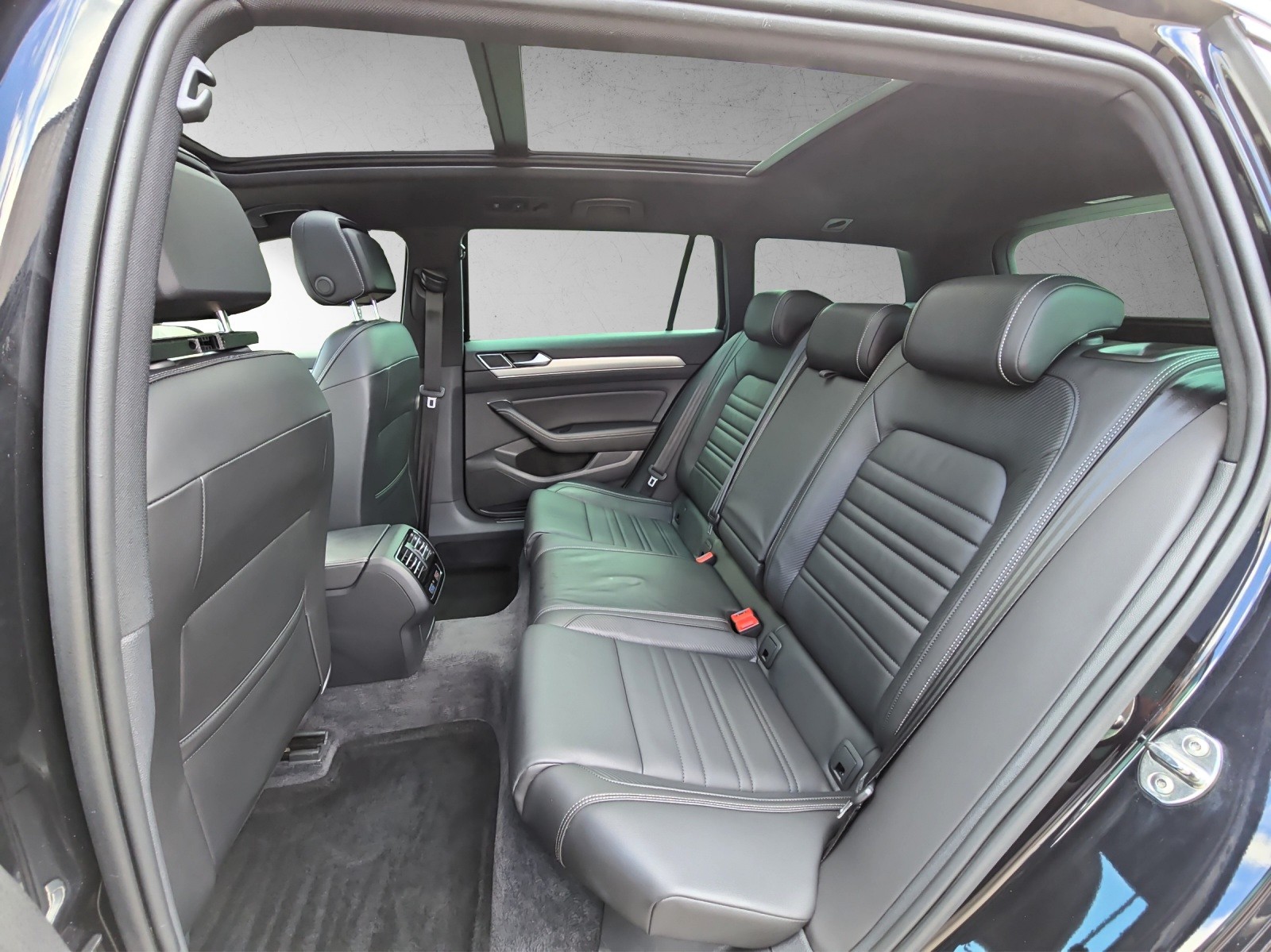 VW Passat Variant 2.0 TDI BMT Highline DSG 4Motion R-Line-image-10
