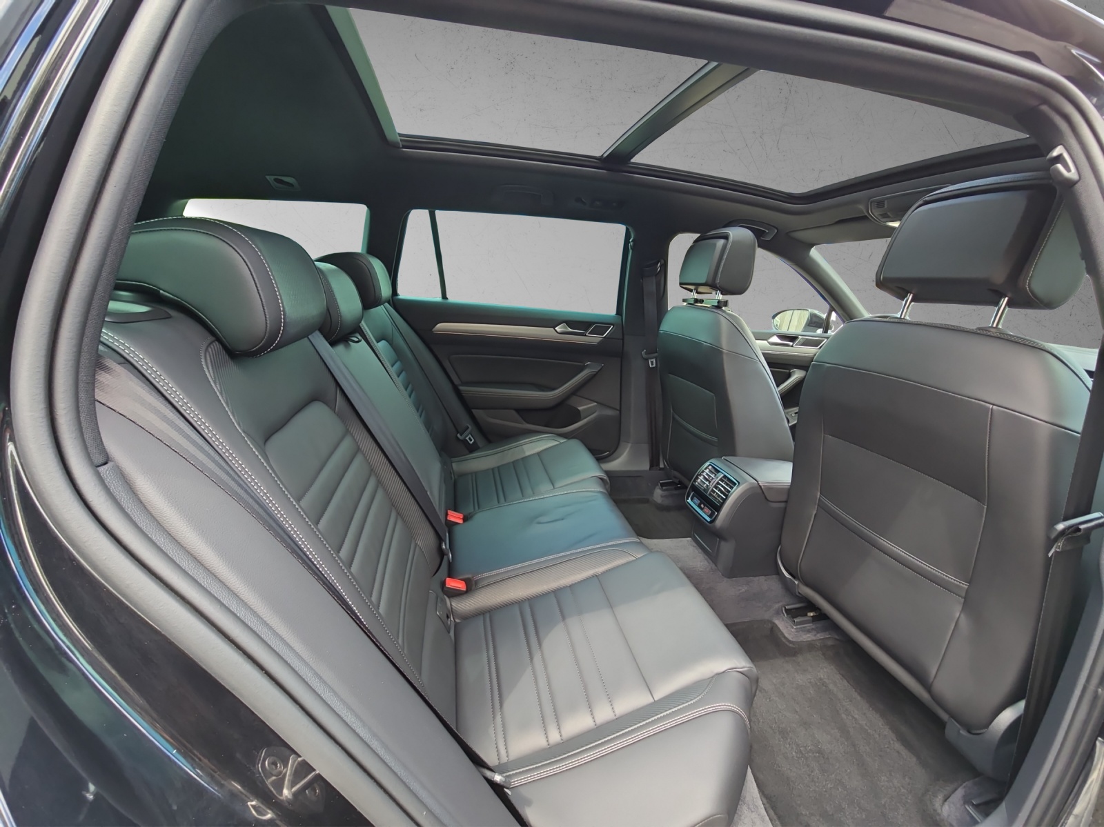 VW Passat Variant 2.0 TDI BMT Highline DSG 4Motion R-Line-image-11