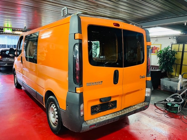 RENAULT Trafic 1.9 dCi 100 2.9t-image-1