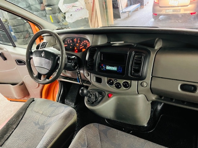 RENAULT Trafic 1.9 dCi 100 2.9t-image-12