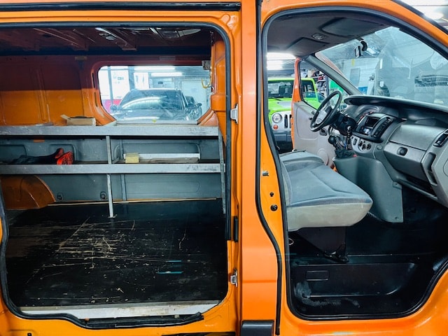 RENAULT Trafic 1.9 dCi 100 2.9t-image-11