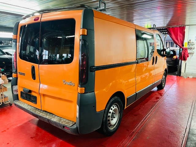 RENAULT Trafic 1.9 dCi 100 2.9t-image-5