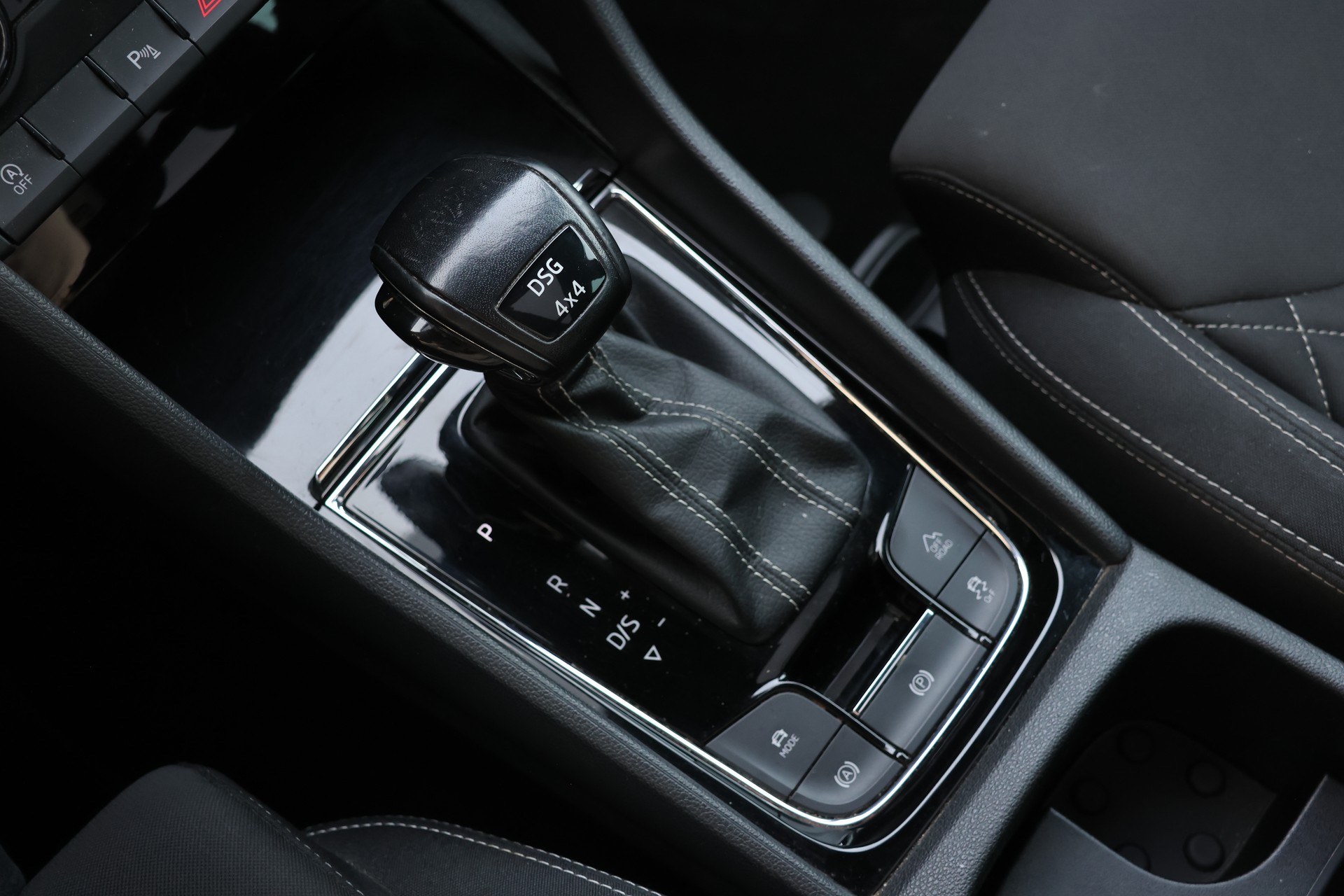 SKODA Karoq 2.0 TSI SportLine 4x4 DSG-image-16