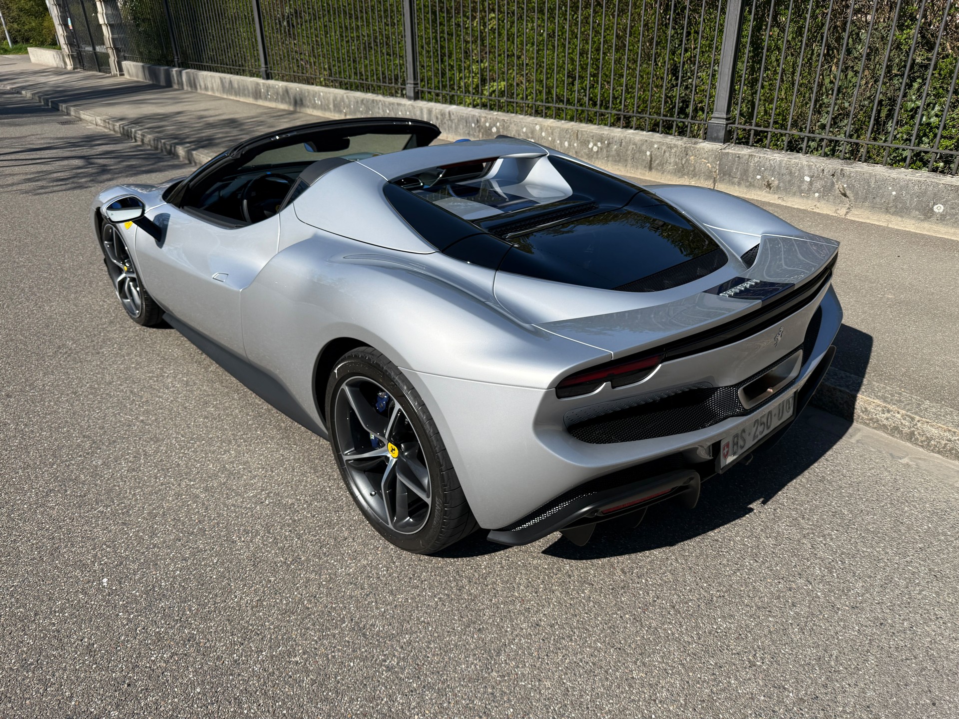 FERRARI 296 GTS-showroom-element-1