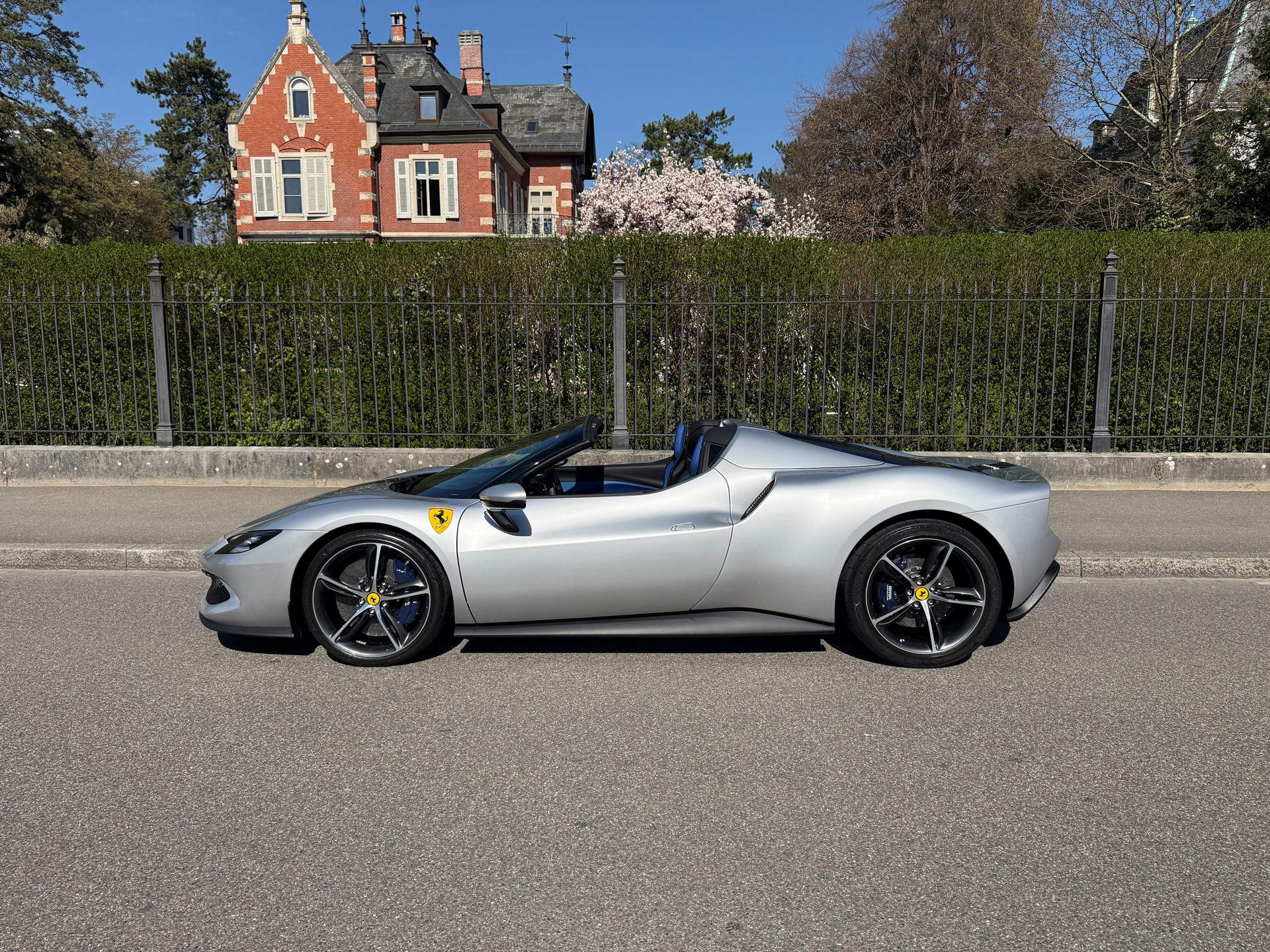 FERRARI 296 GTS-showroom-element-2
