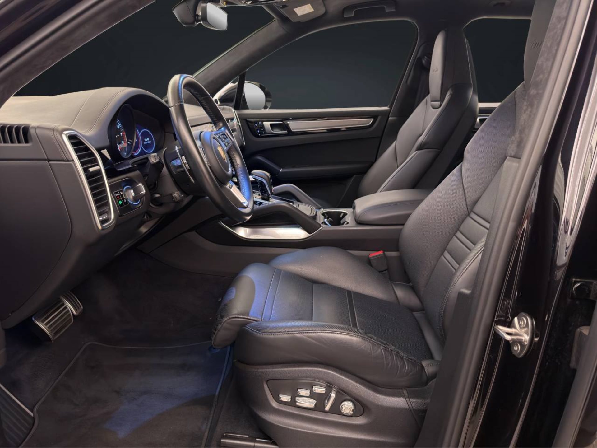 PORSCHE Cayenne Turbo-image-4