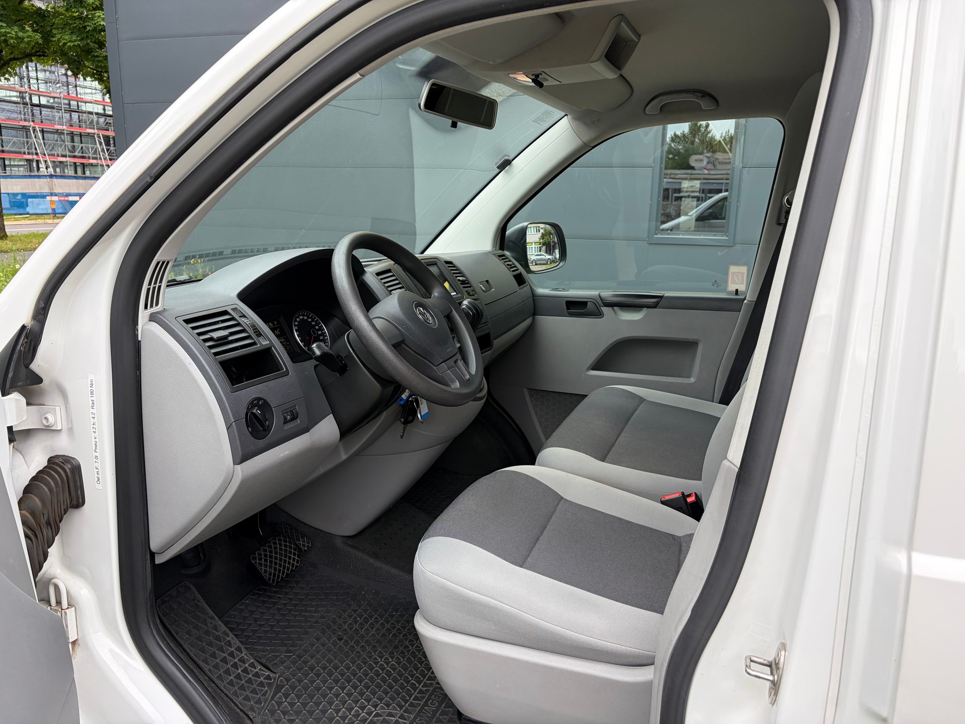 VW T5 2.0 TDI DSG-image-8