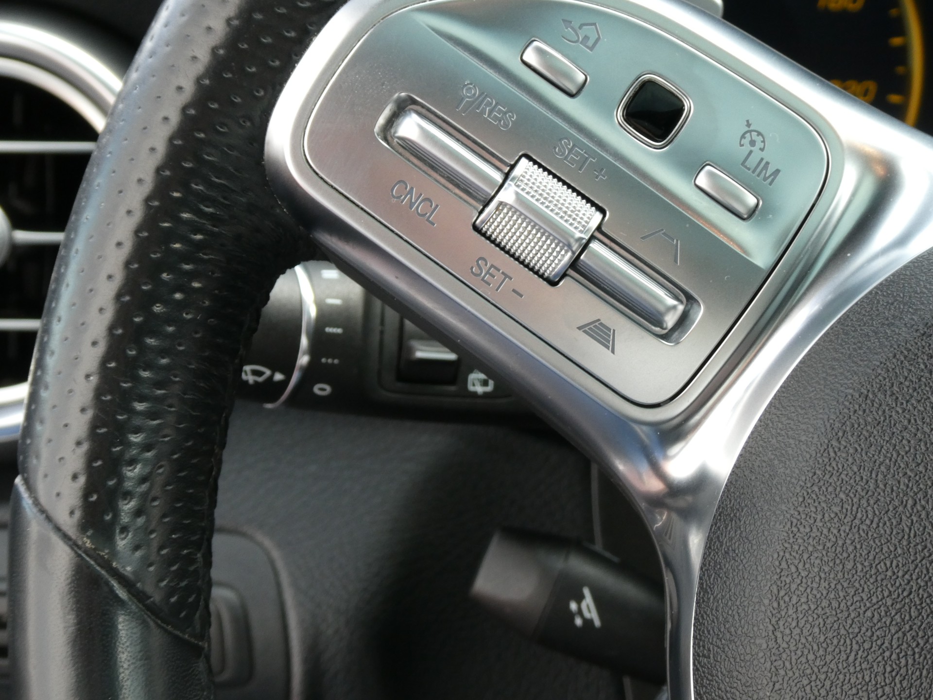 MERCEDES-BENZ GLC 200 AMG Line 4Matic 9G-Tronic (CH)-image-18