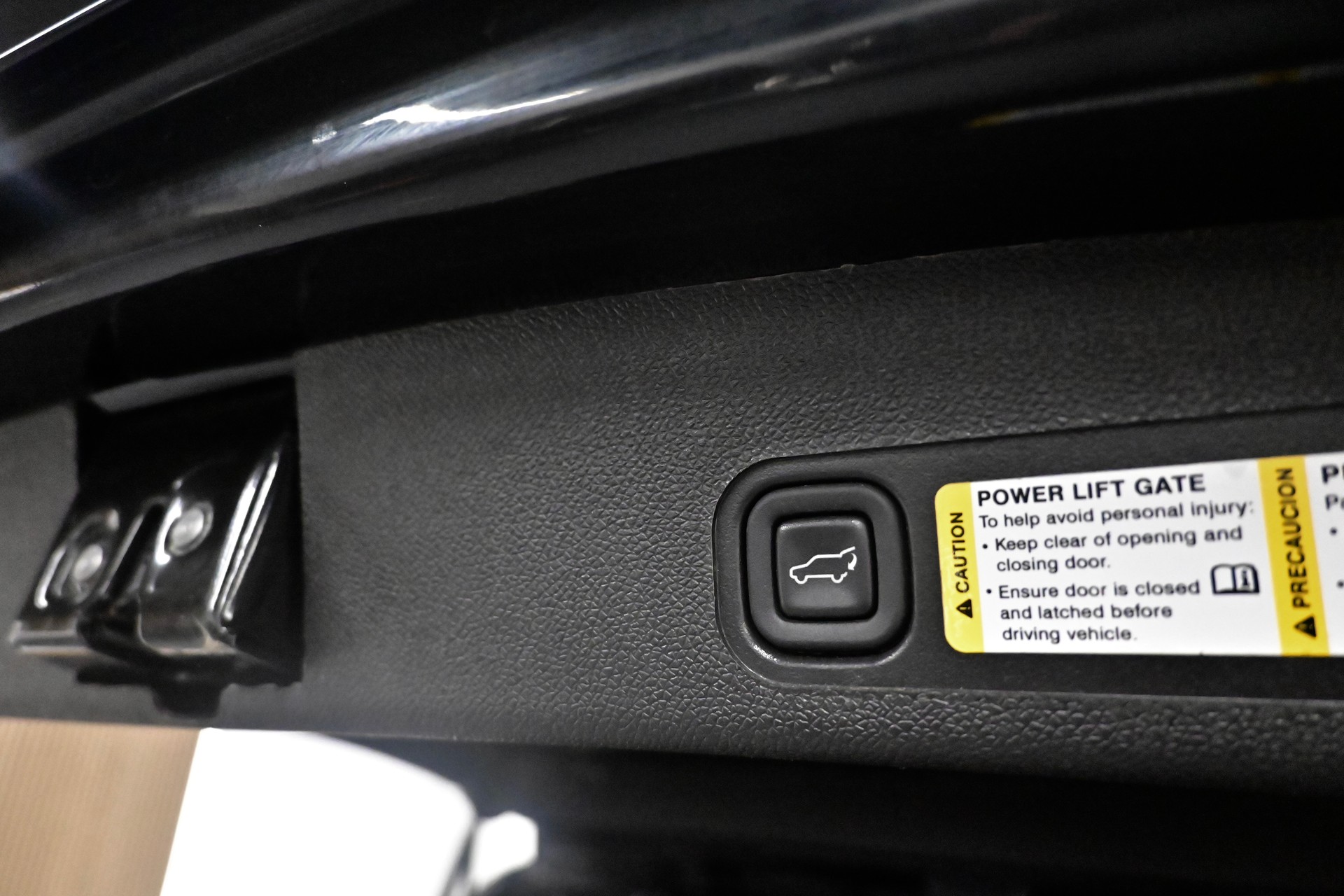 CHEVROLET Suburban LT-image-13