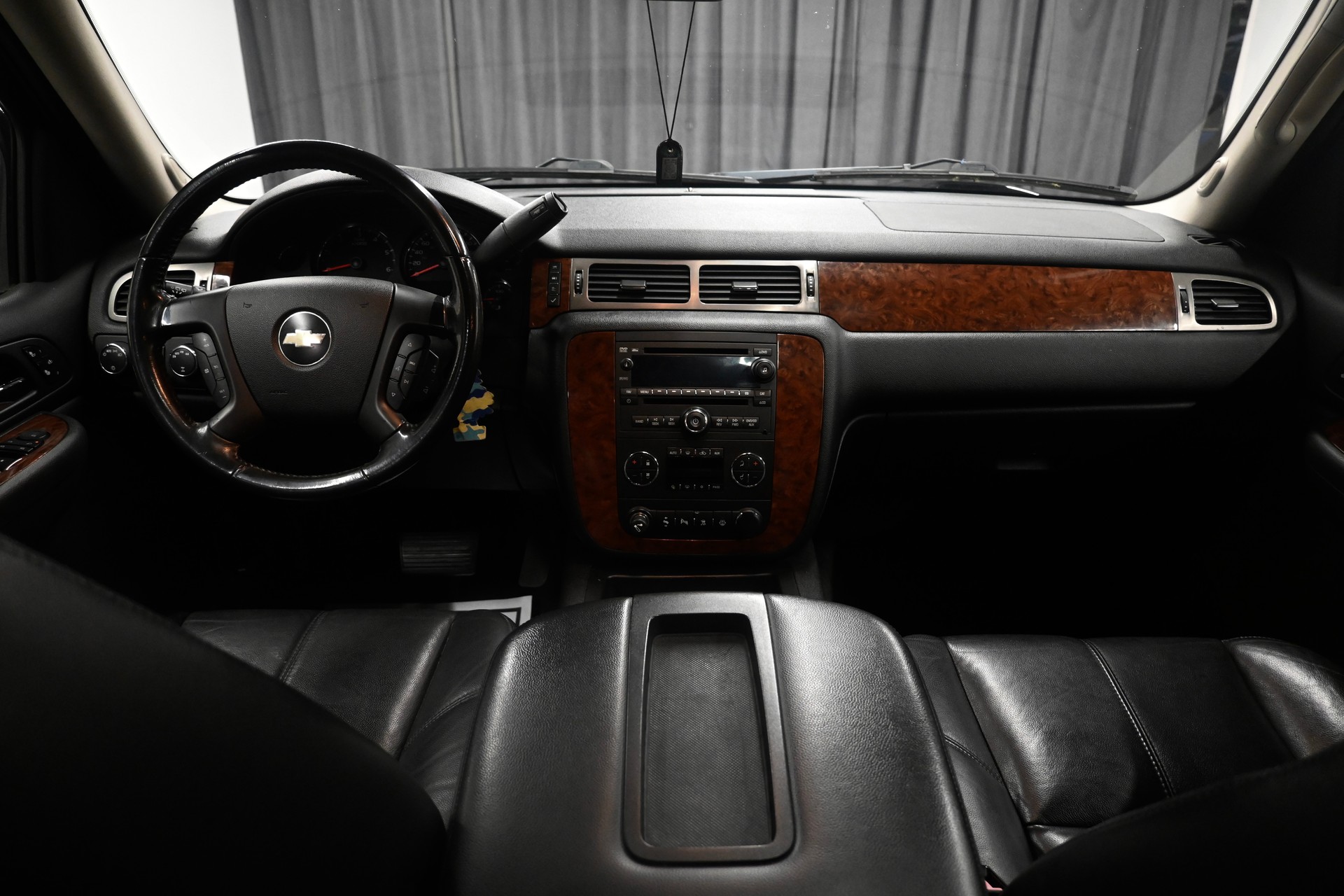 CHEVROLET Suburban LT-image-6