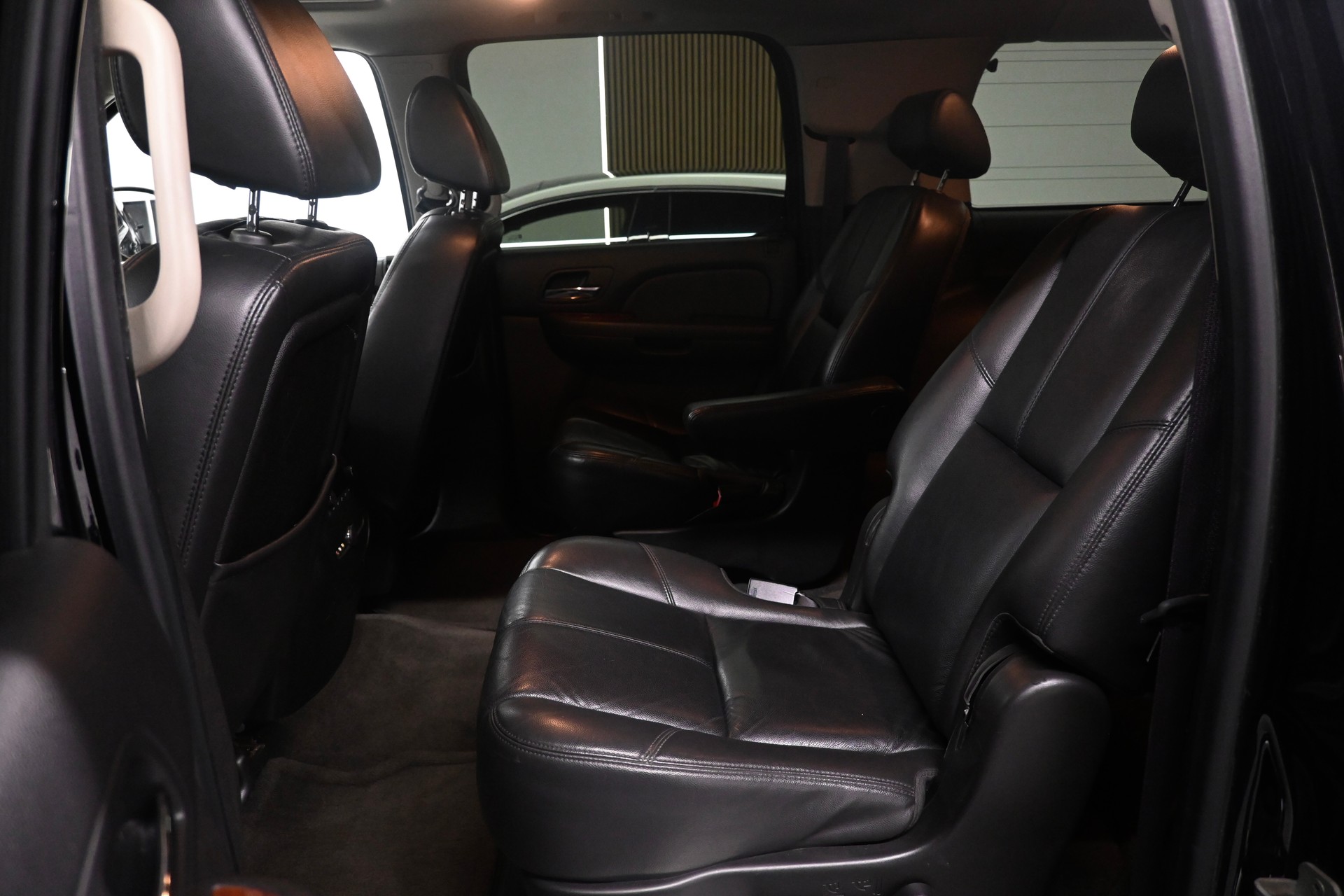 CHEVROLET Suburban LT-image-11
