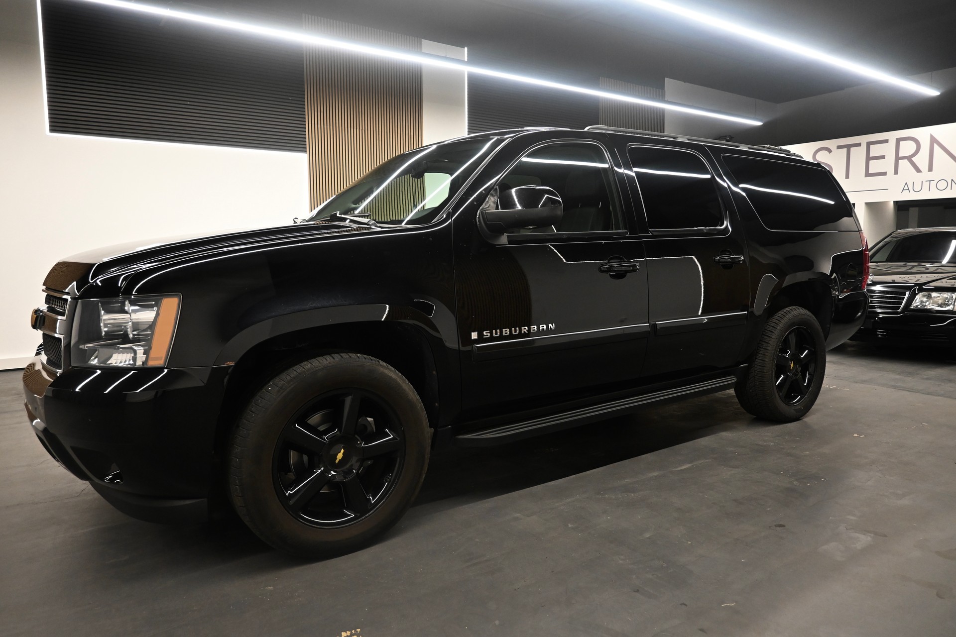 CHEVROLET Suburban LT-showroom-element-3