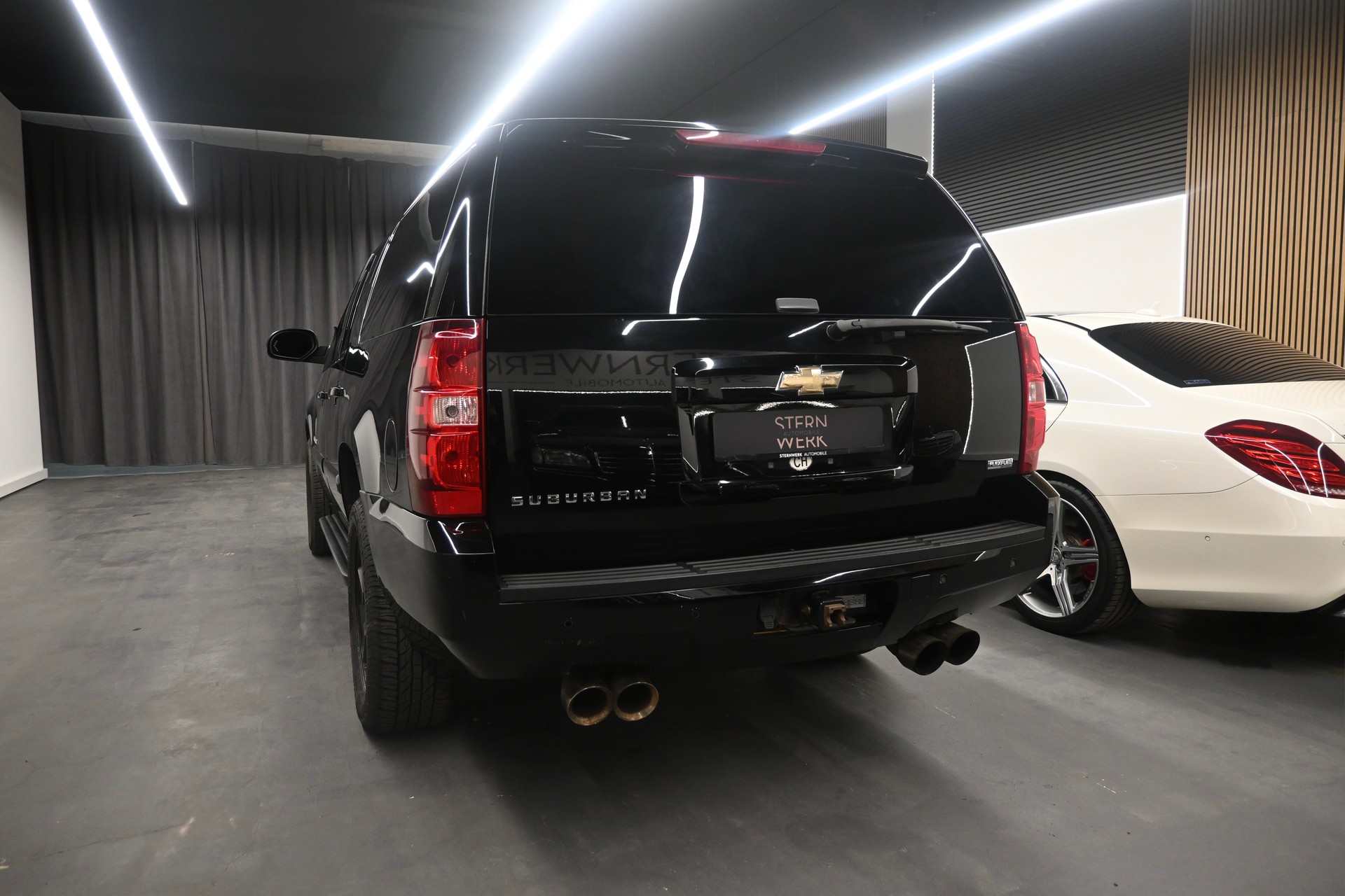 CHEVROLET Suburban LT-image-5