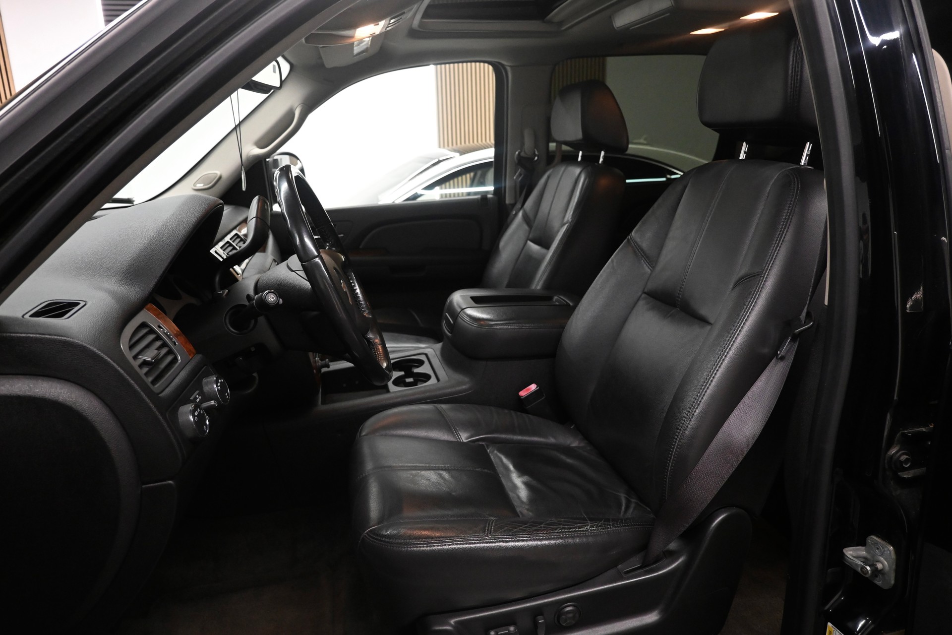 CHEVROLET Suburban LT-image-9