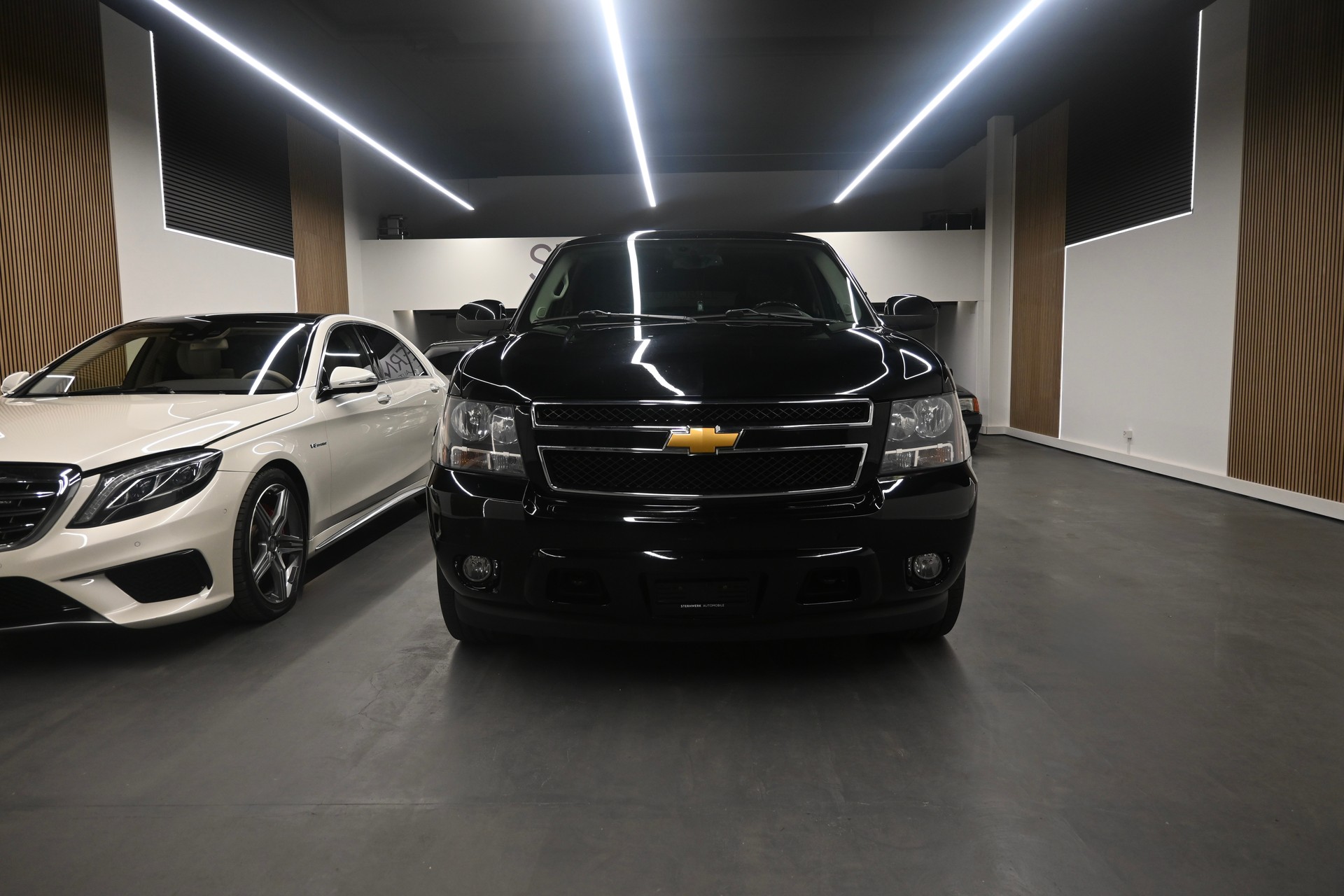 CHEVROLET Suburban LT-showroom-element-1