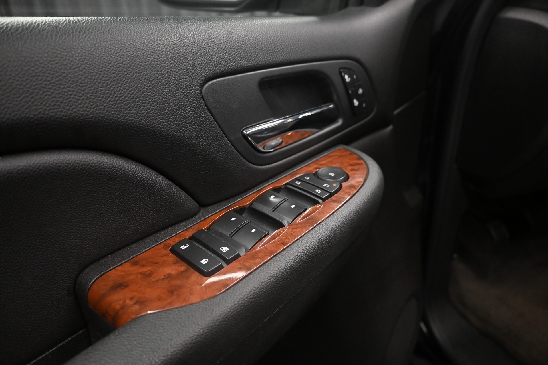 CHEVROLET Suburban LT-image-10